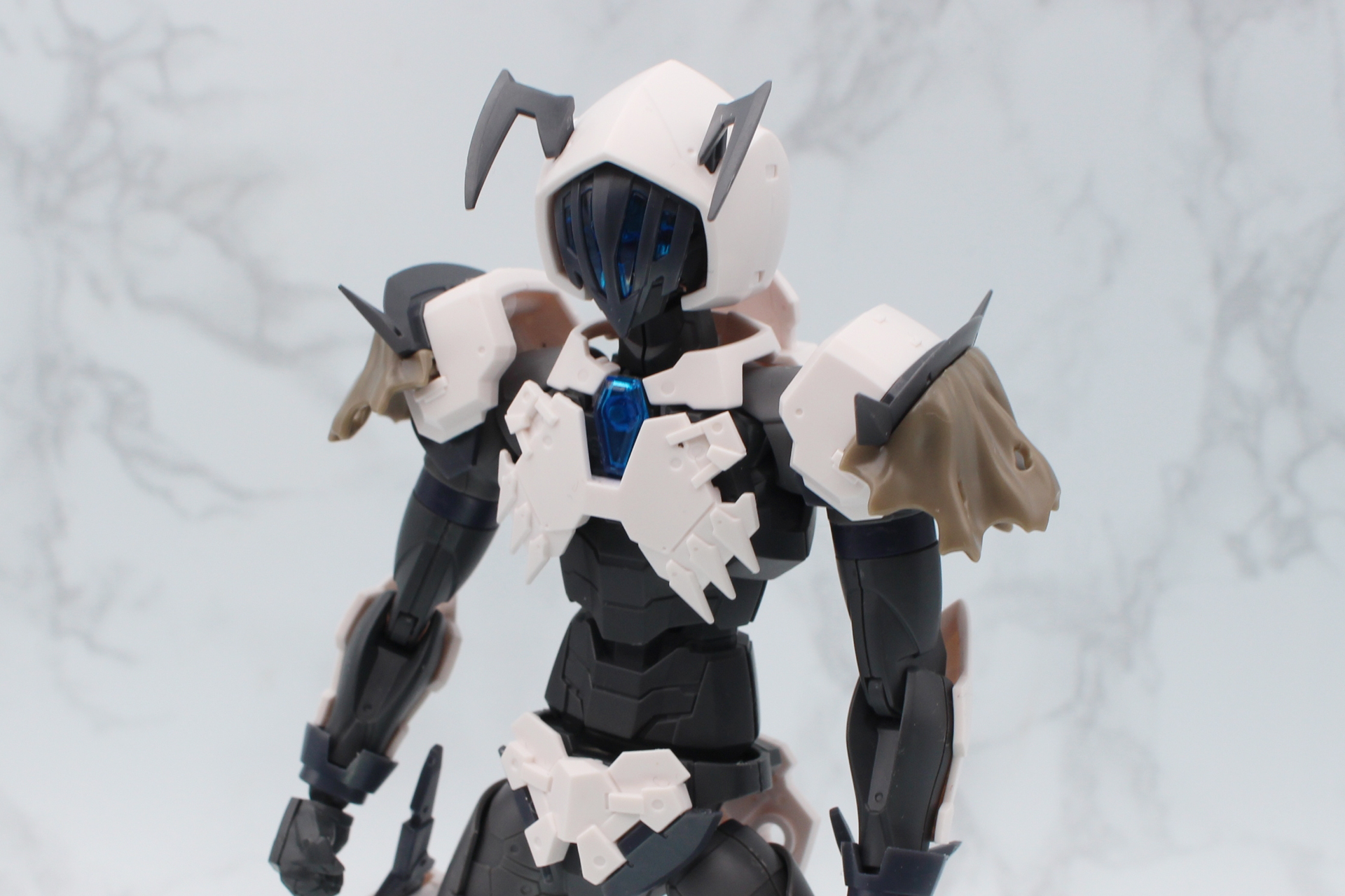 肩アーマーを肩に被せる