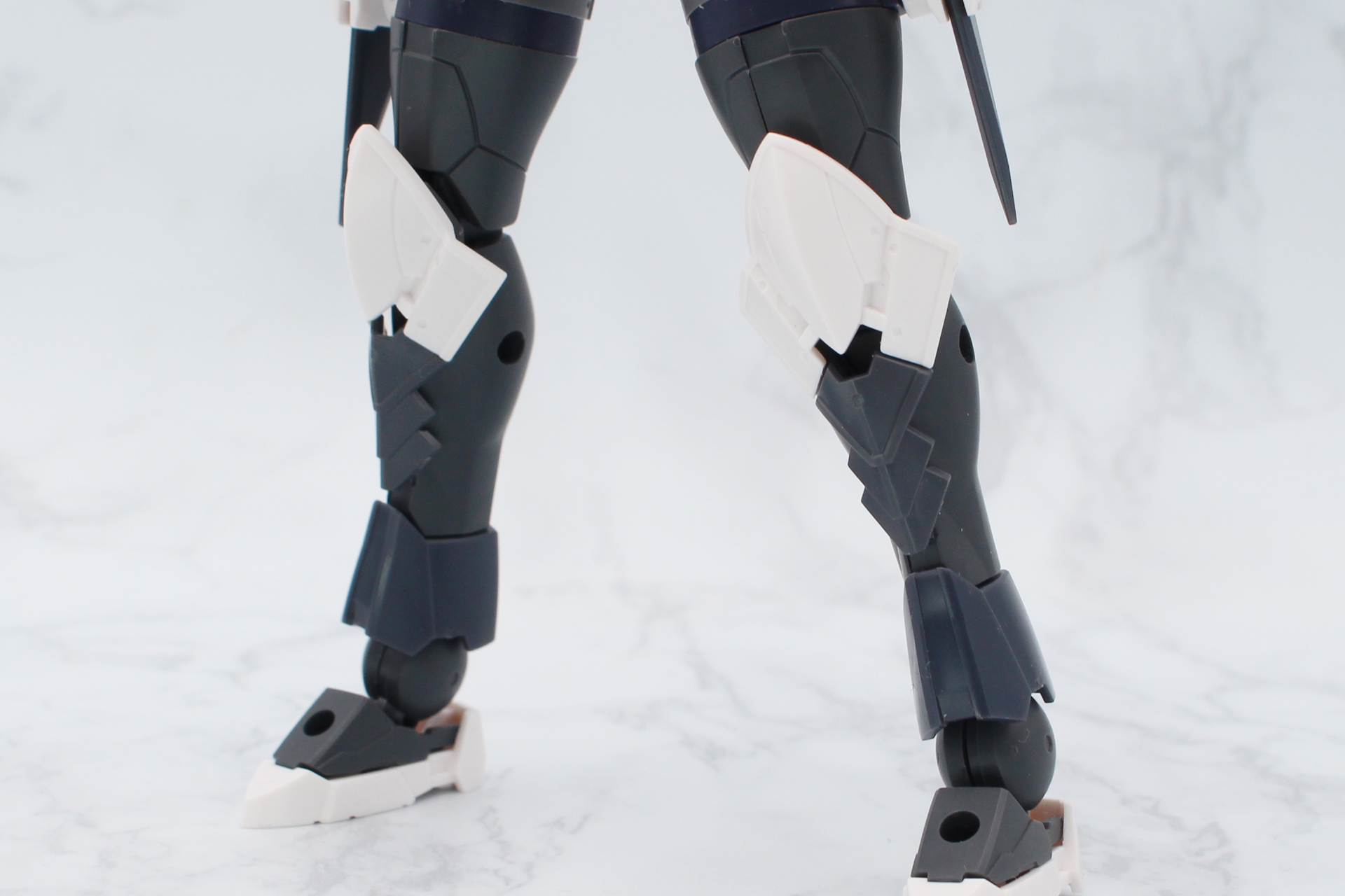 脛にアーマーを取り付ける