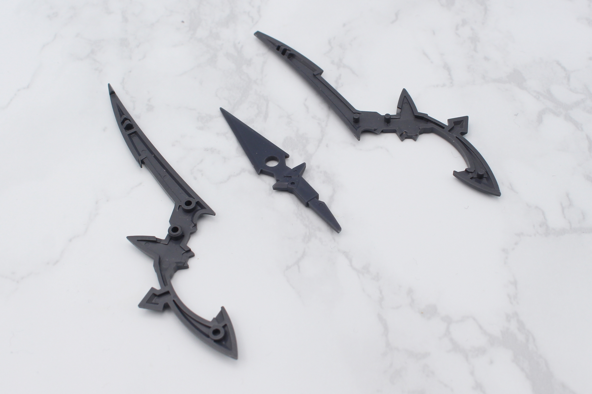 アサシンナイフはローザンアサシンのナイフを挟み込んで組み立てる