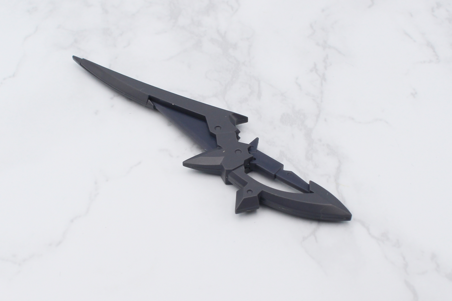 アサシンナイフはローザンアサシンのナイフを挟み込んで組み立てる