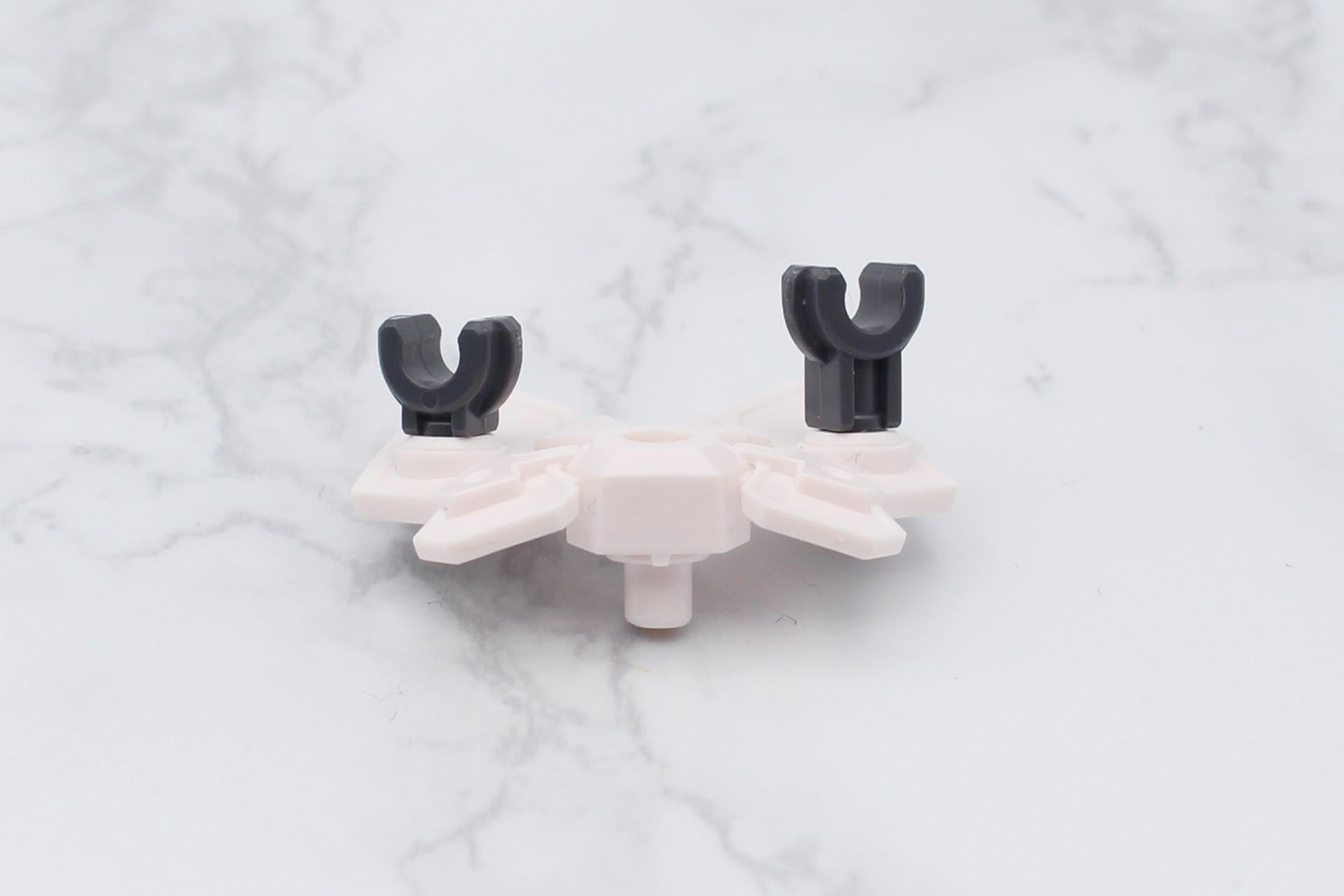 長さの異なるジョイントを腰に取り付けることで、2本の剣を腰に付けられる