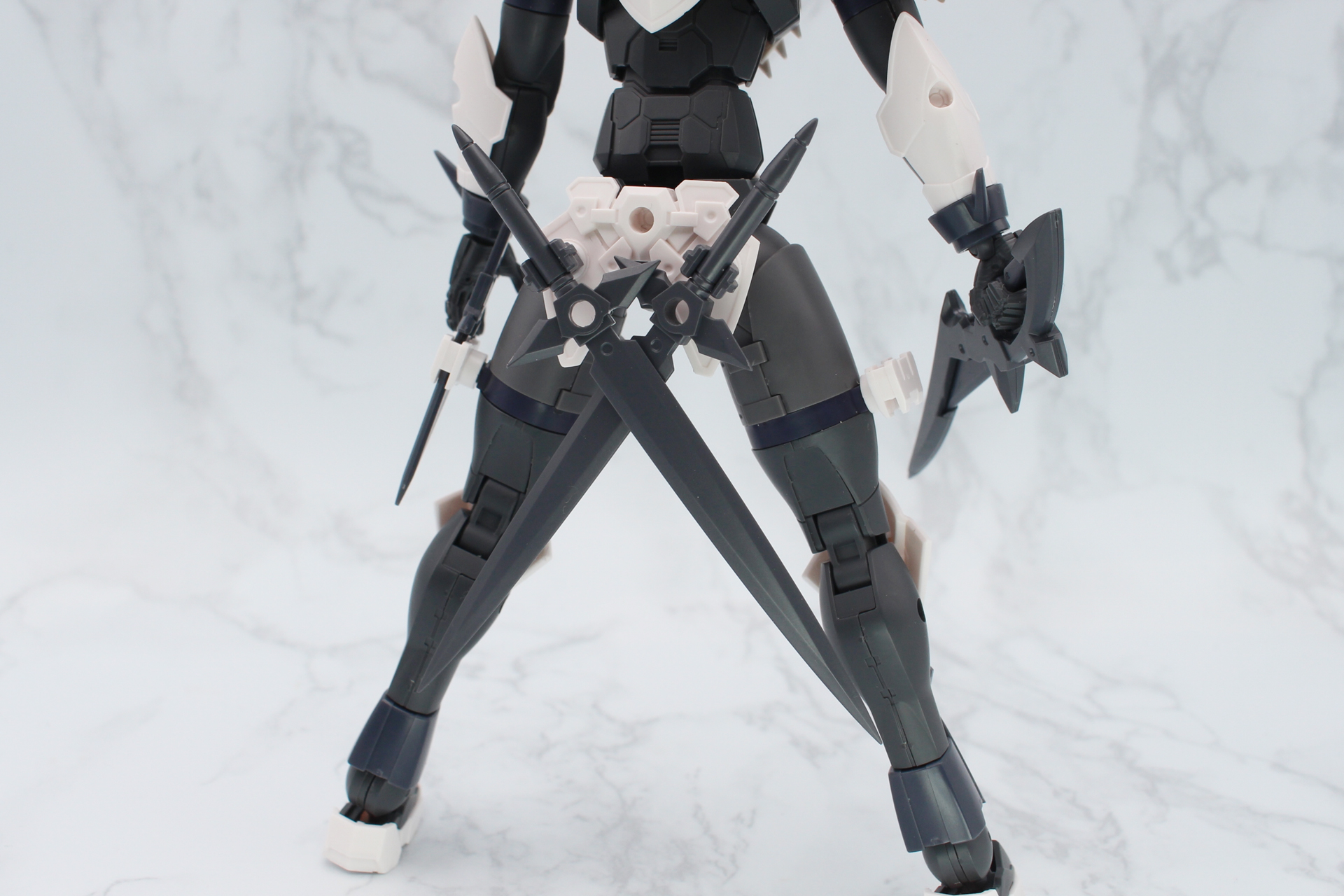 長さの異なるジョイントを腰に取り付けることで、2本の剣を腰に付けられる