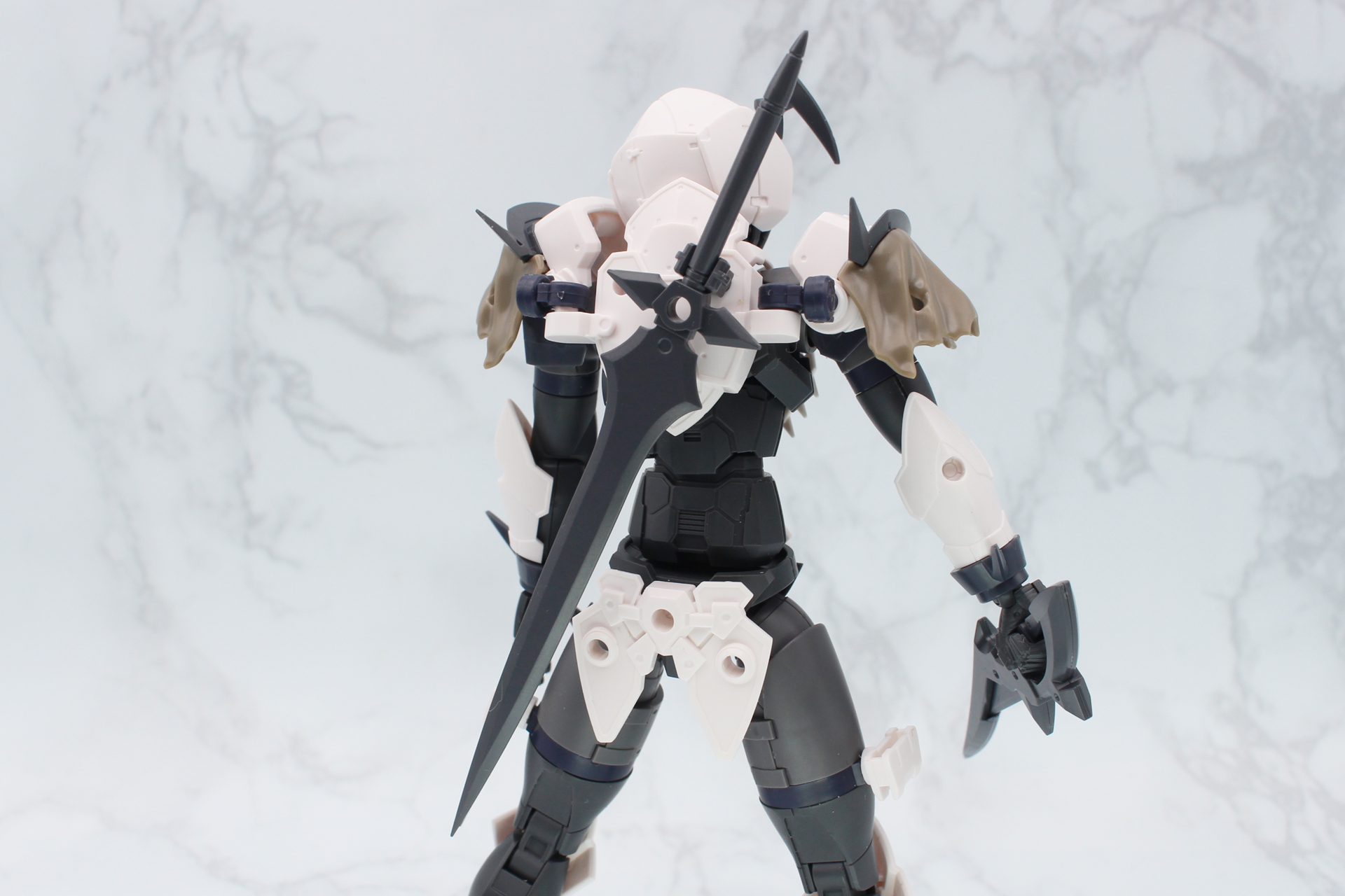 上記ジョイントを使えば、肩に剣を装備できる