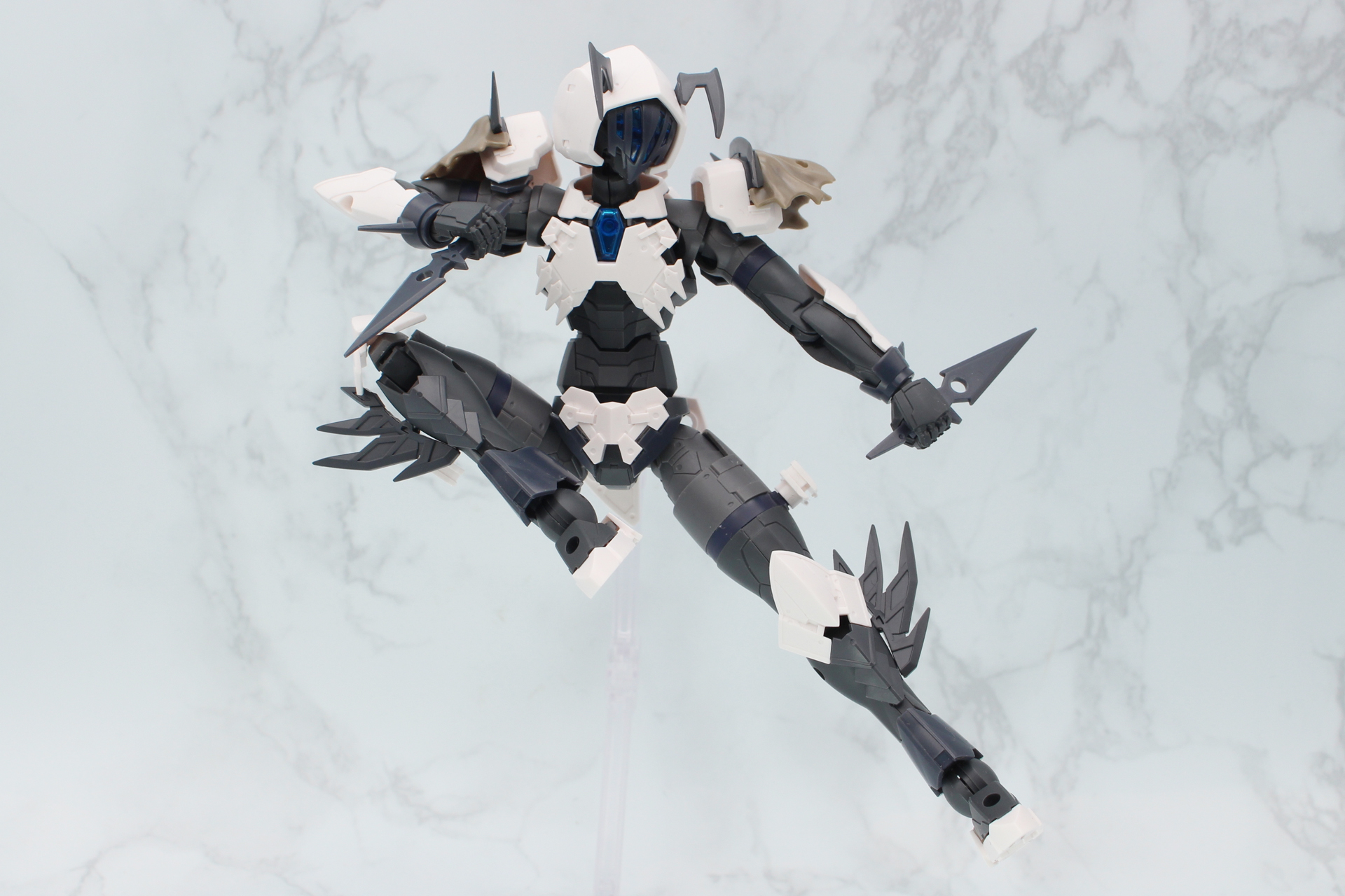 付属のパーツを脚部に装備しての跳び蹴り。該当のパーツは前腕のアーマーにも取り付けられる