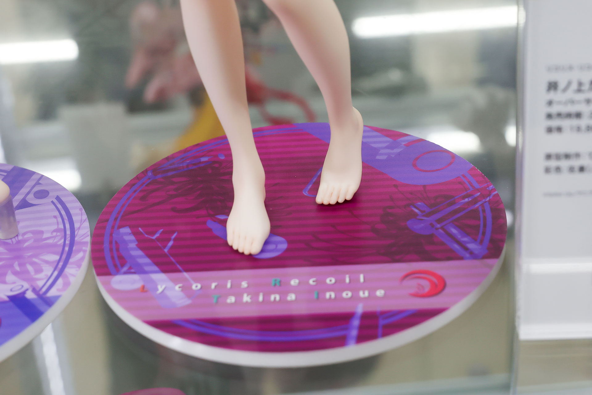 台座は紫色がベースになっている