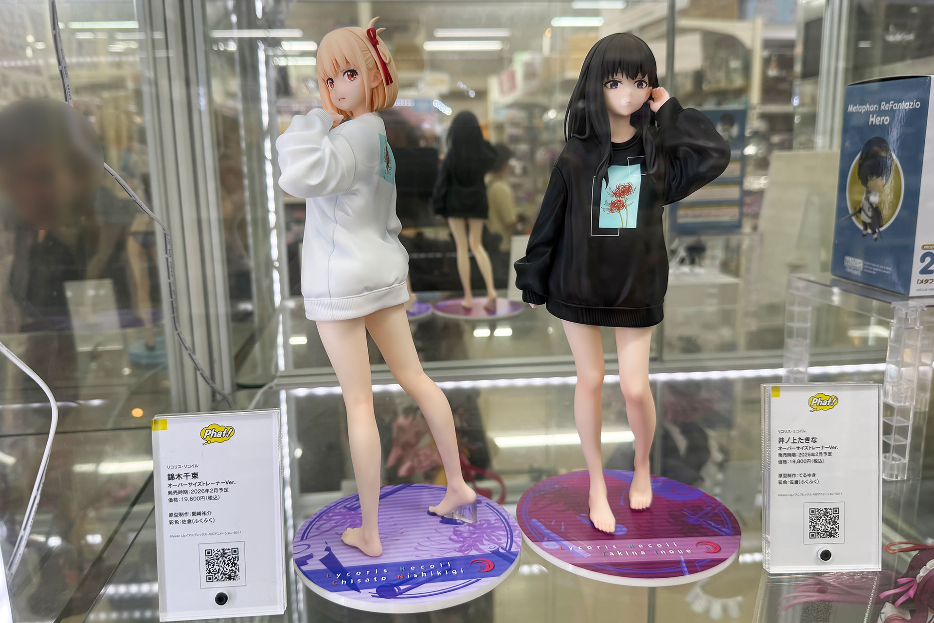 写真左が錦木千束で、右が井ノ上たきな