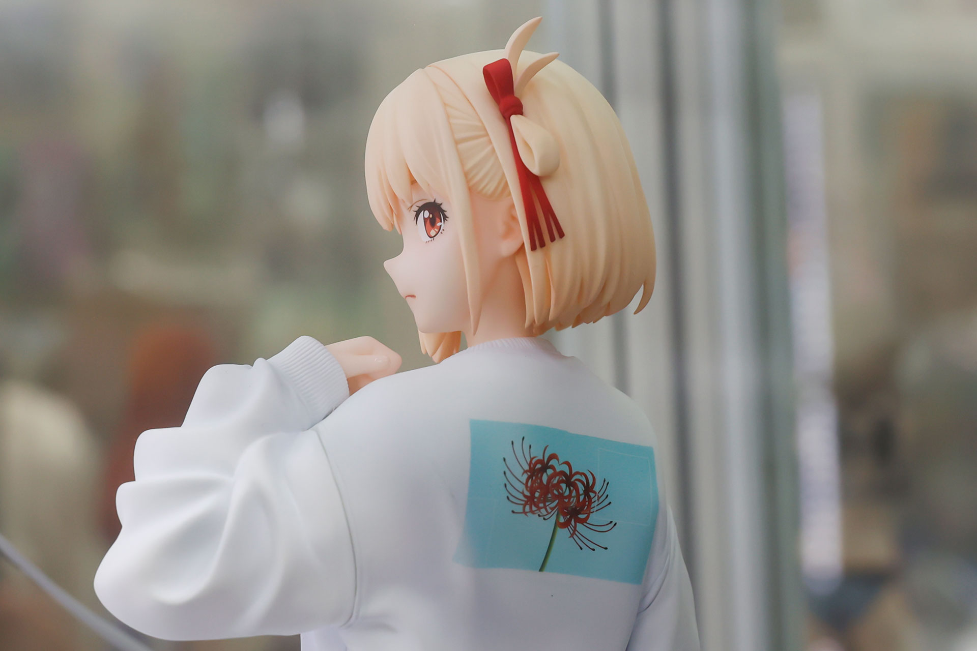 トレーナーの背中にはヒガンバナ（リコリス）の柄がプリントされている