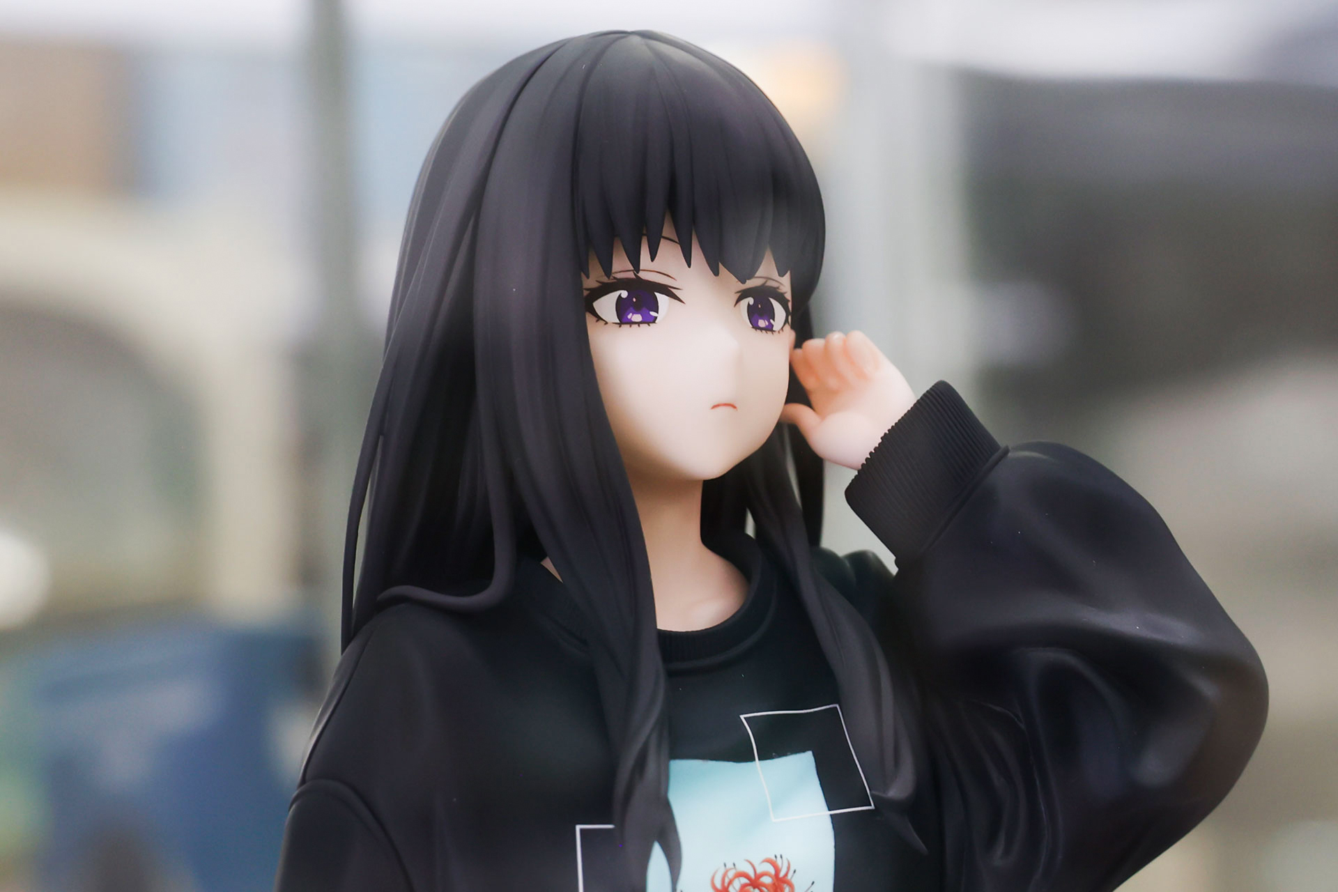 黒髪が黒いトレーナーと同化している