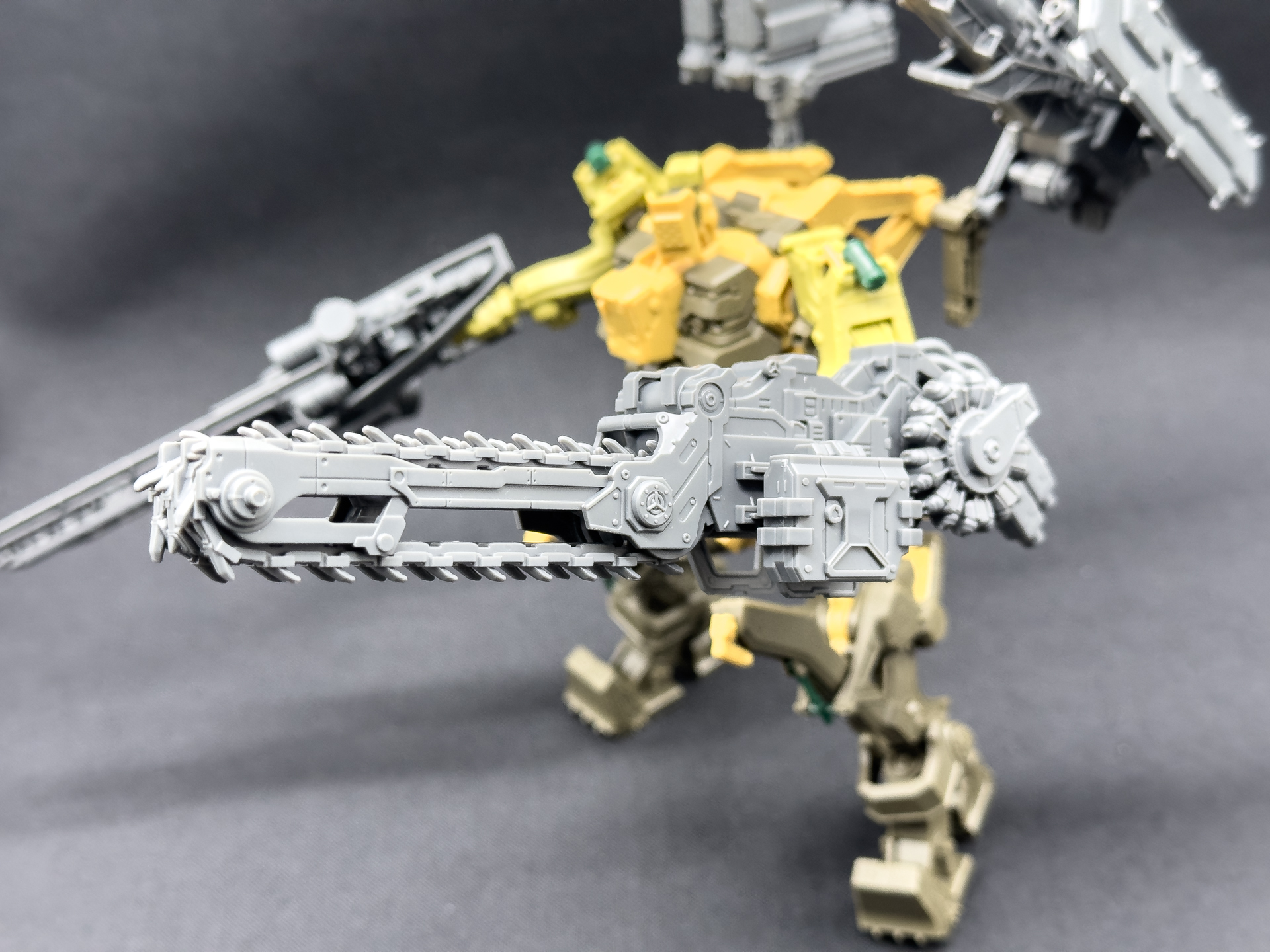 左腕武装のチェーンソーが目を引きます。