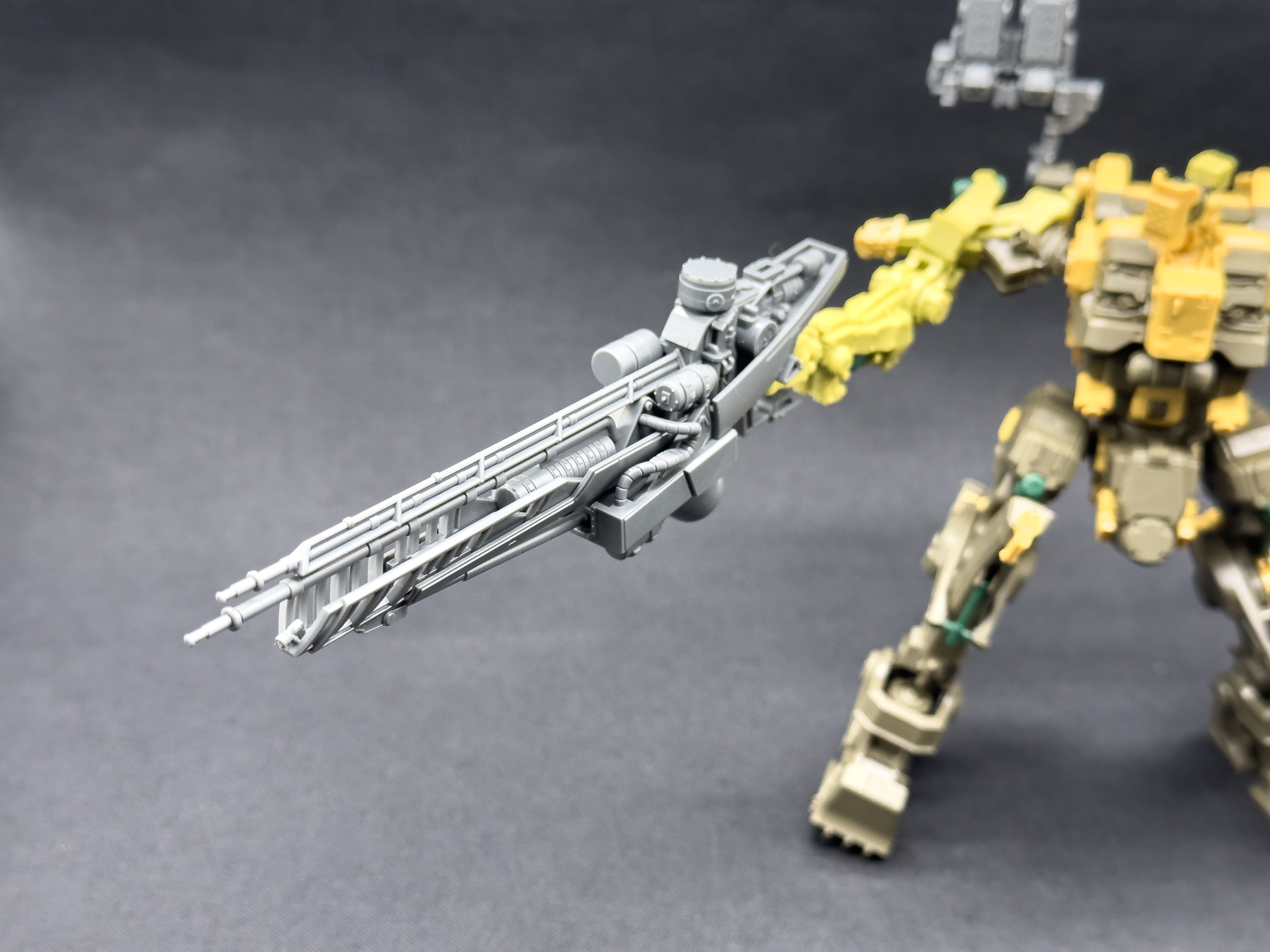 右腕部武装の火炎放射器も大型の武装となっています。