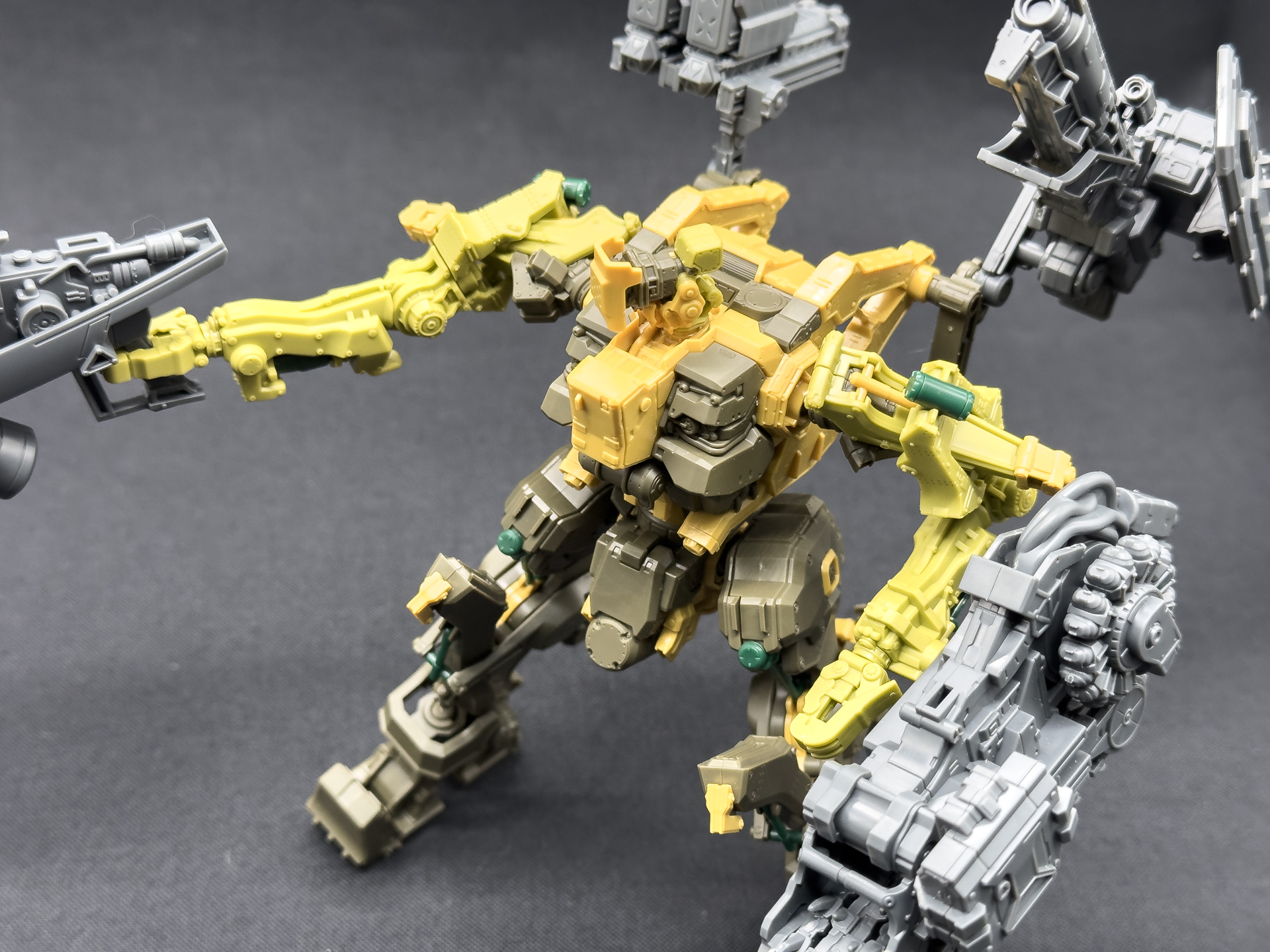 腕部および脚部のシリンダーには可動ギミックが採用されています。