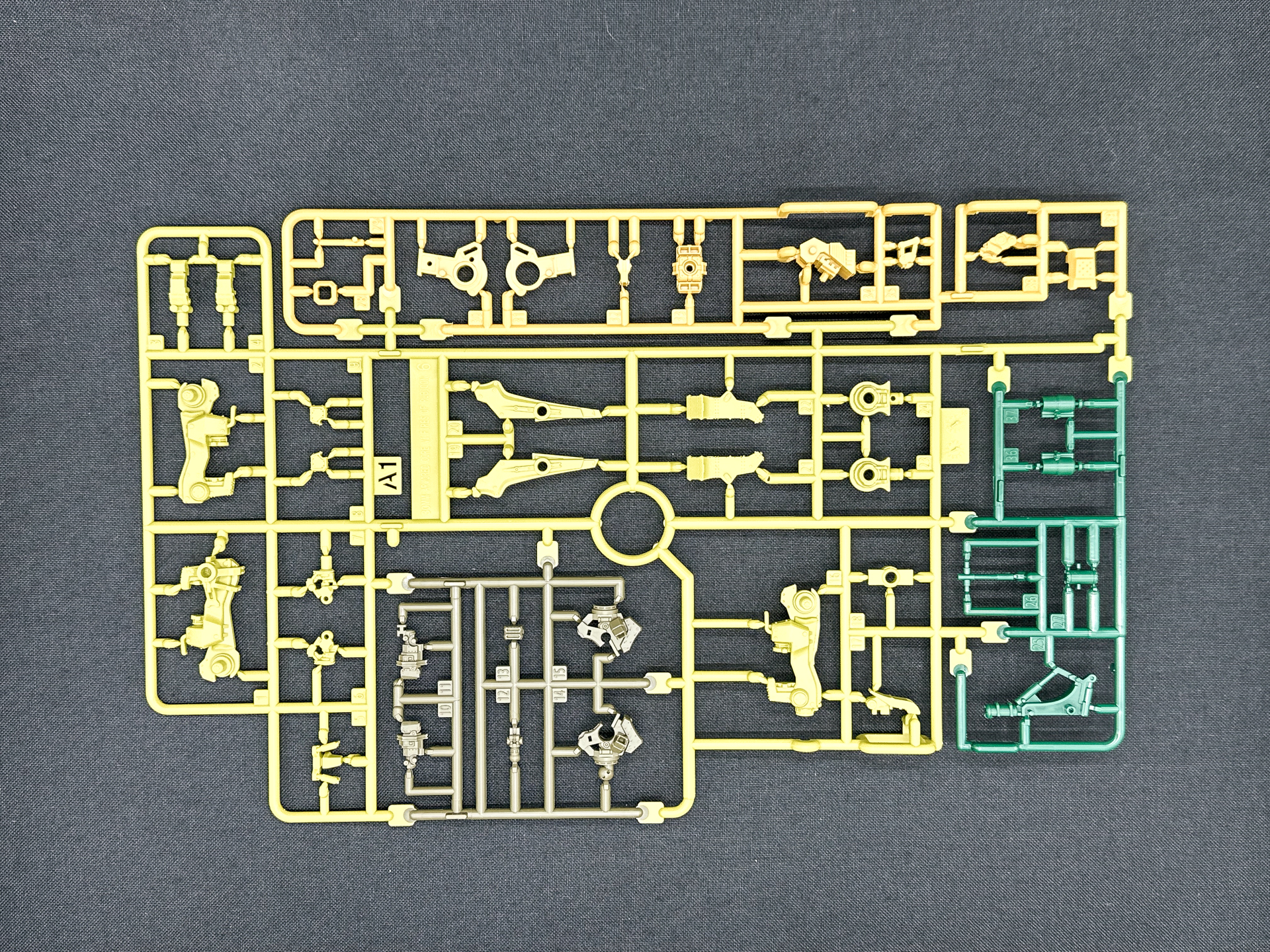 A1ランナーは多色成形ランナーであり、腕部や頭部等を構成します。