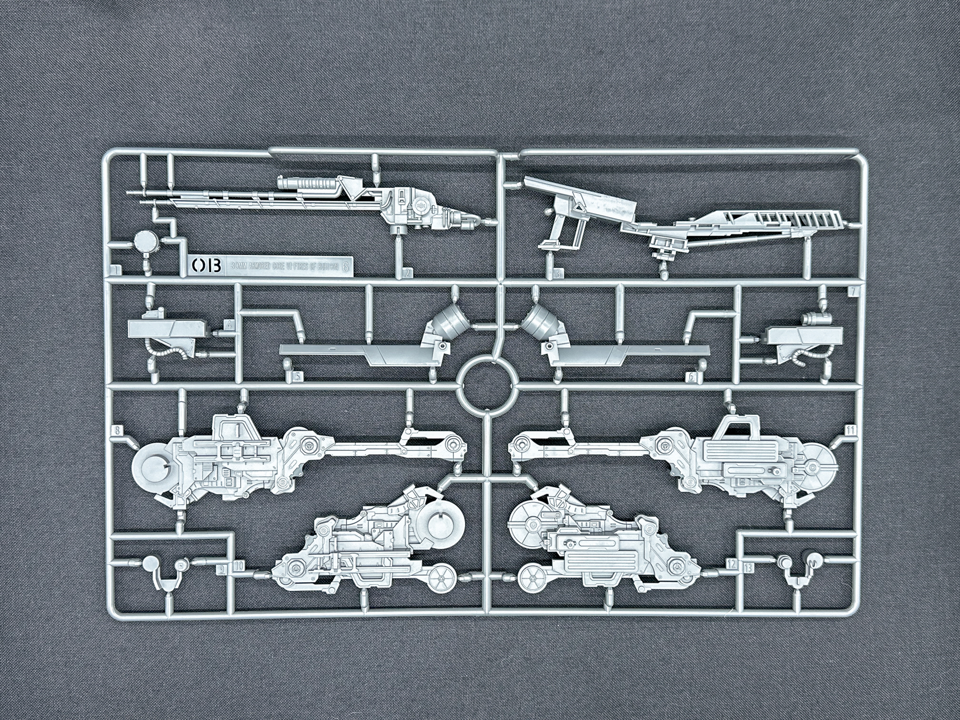 OBランナーには右腕部の火炎放射器と左腕部のチェーンソーのパーツを構成します。