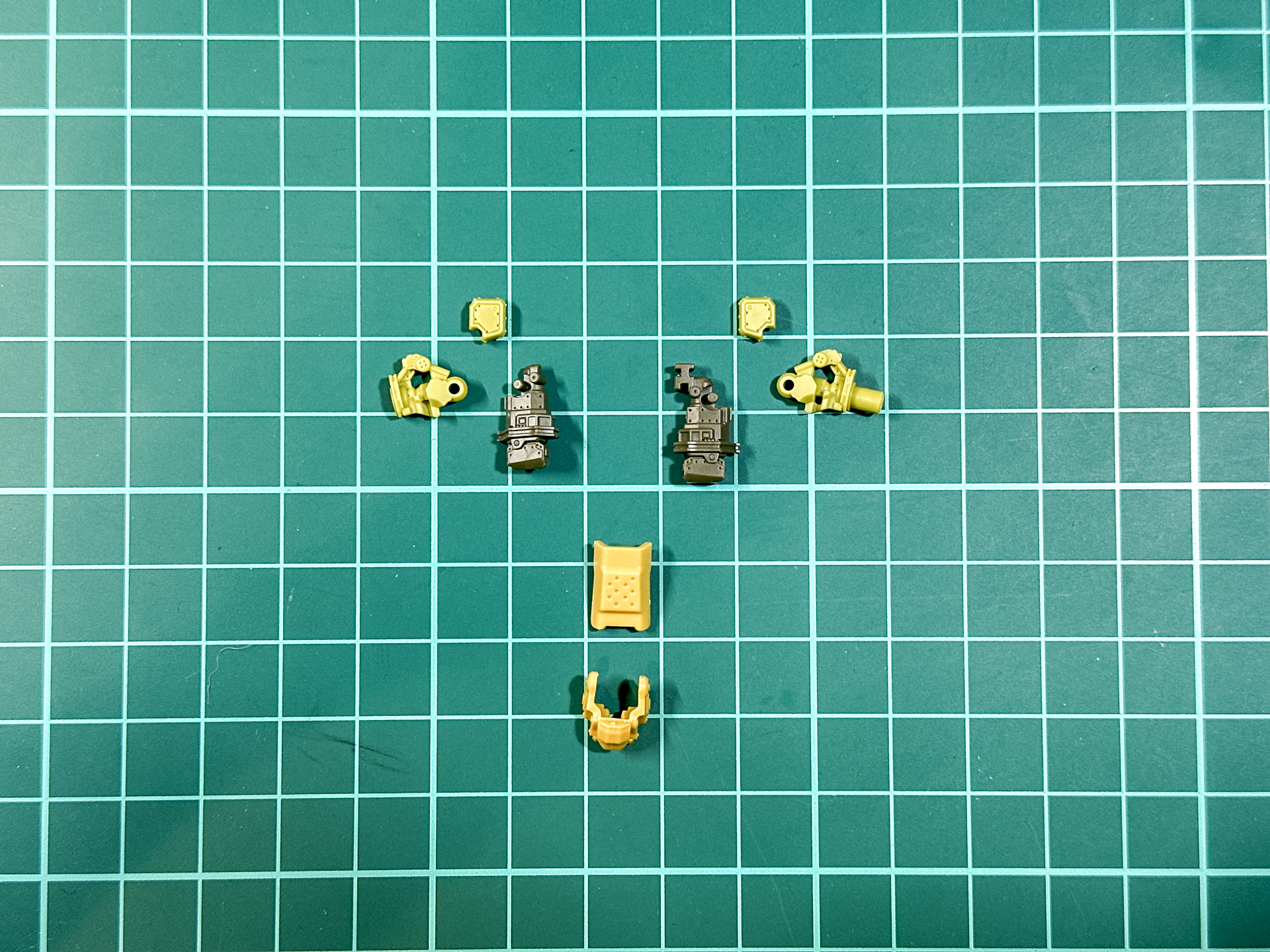 パーツ状態での頭部。全8パーツ構成です。