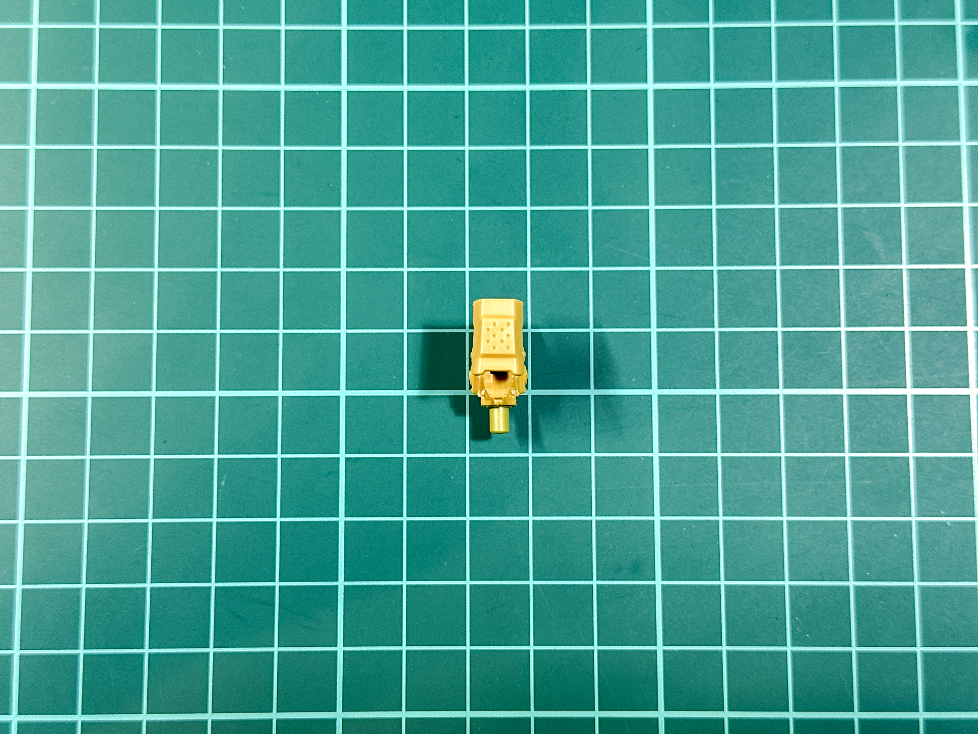 完成した頭部パーツの可動は軸による可動です。