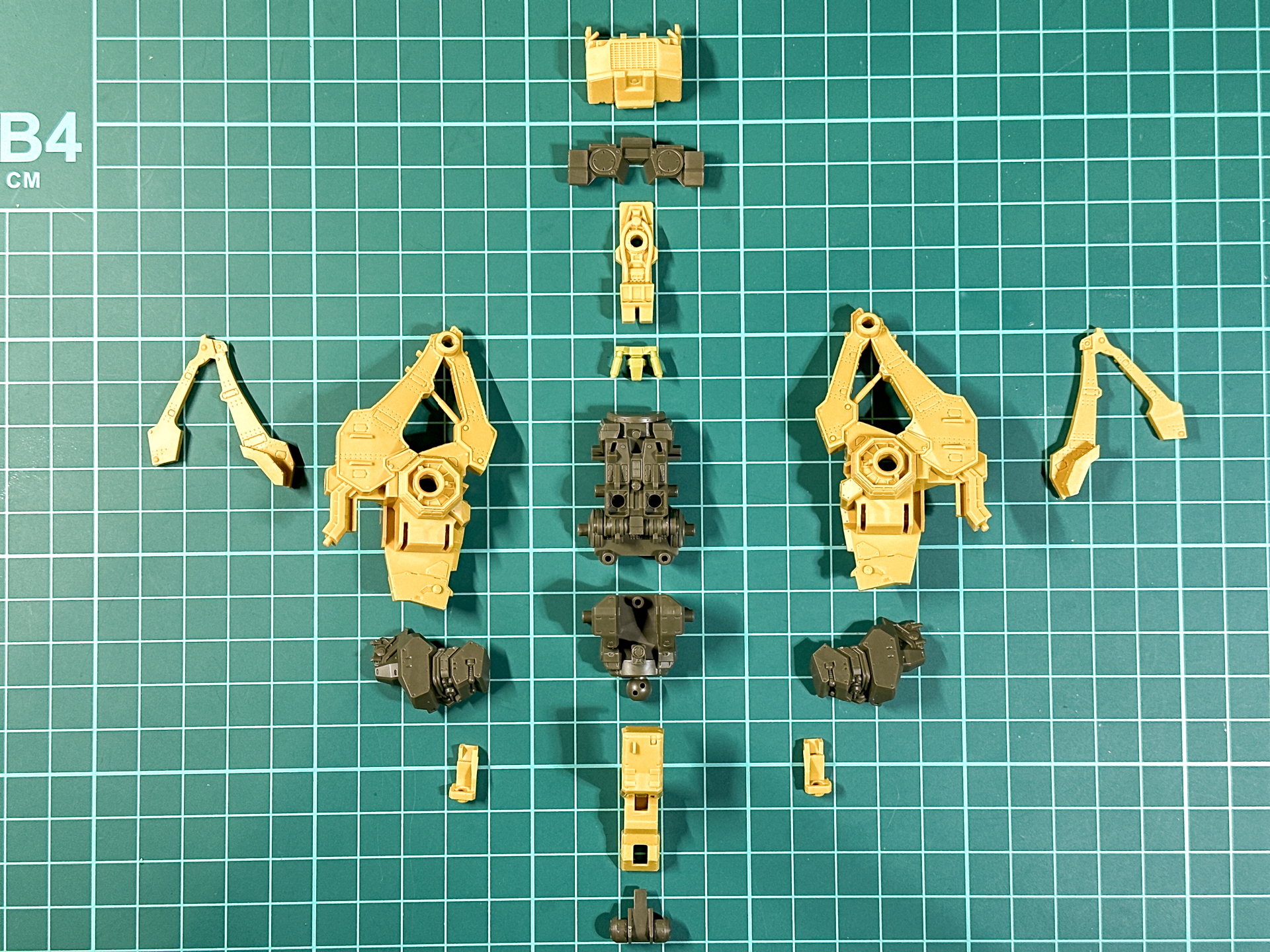 組み立て前の胴体部パーツ。肩部武装ジョイント部は肉抜き穴が発生しないようにカバーパーツが採用されています。