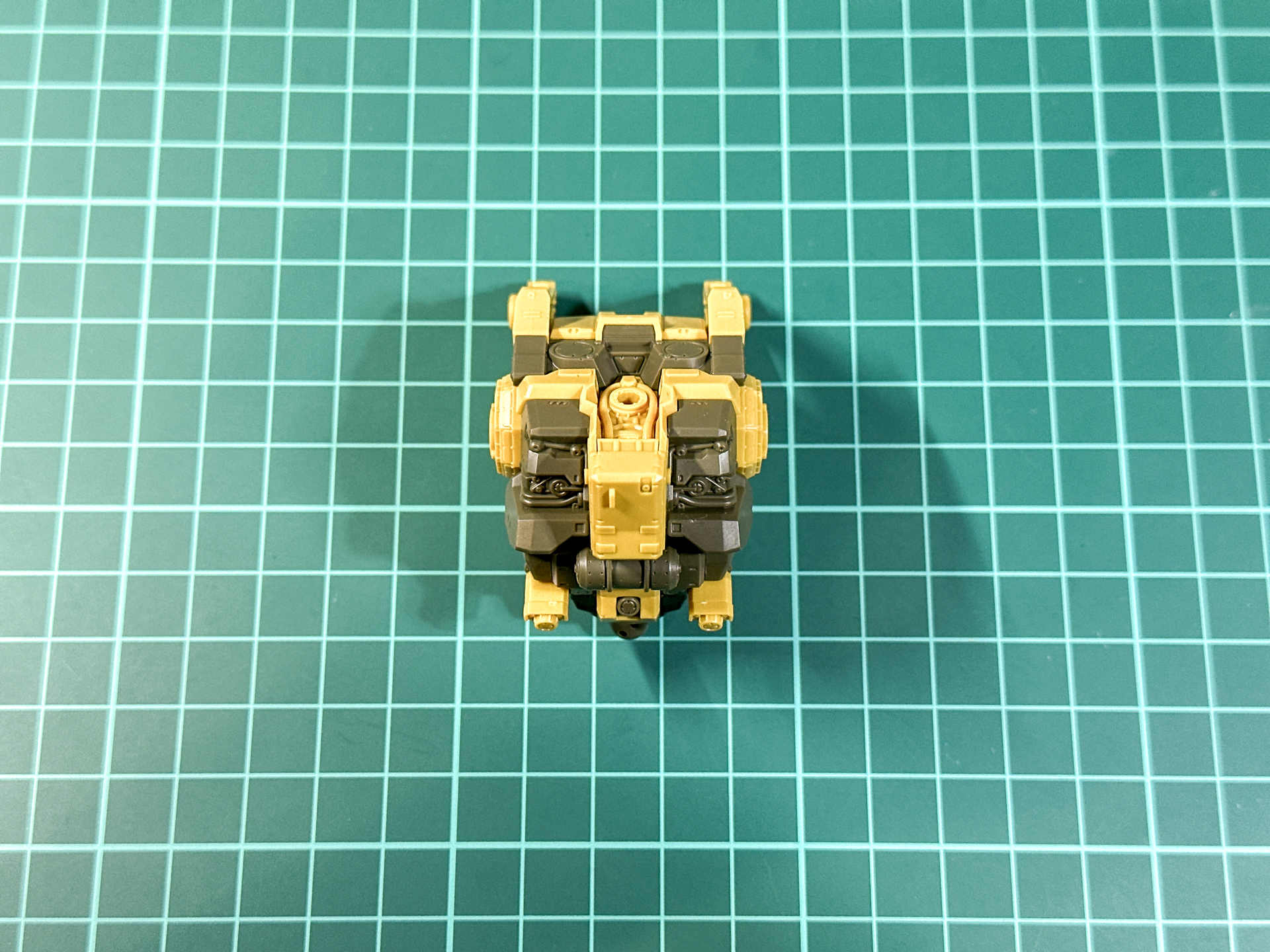 組み立てが完了した胴体部パーツ。大型重機を連想させるデザインです。