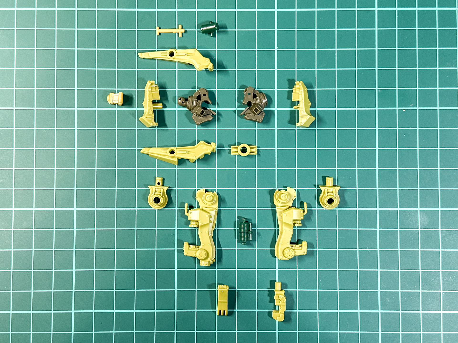 パーツ状態での腕部パーツ。ハンドパーツは指のないクランプ型のマニピュレータです。