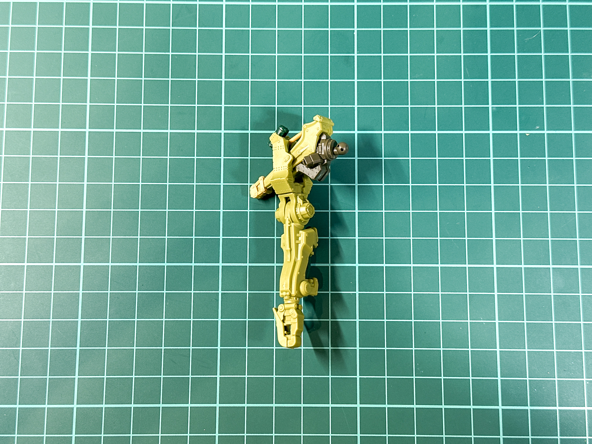 完成した腕部パーツ。肩部関節には可動時にシリンダーが連動するギミックが搭載されています。