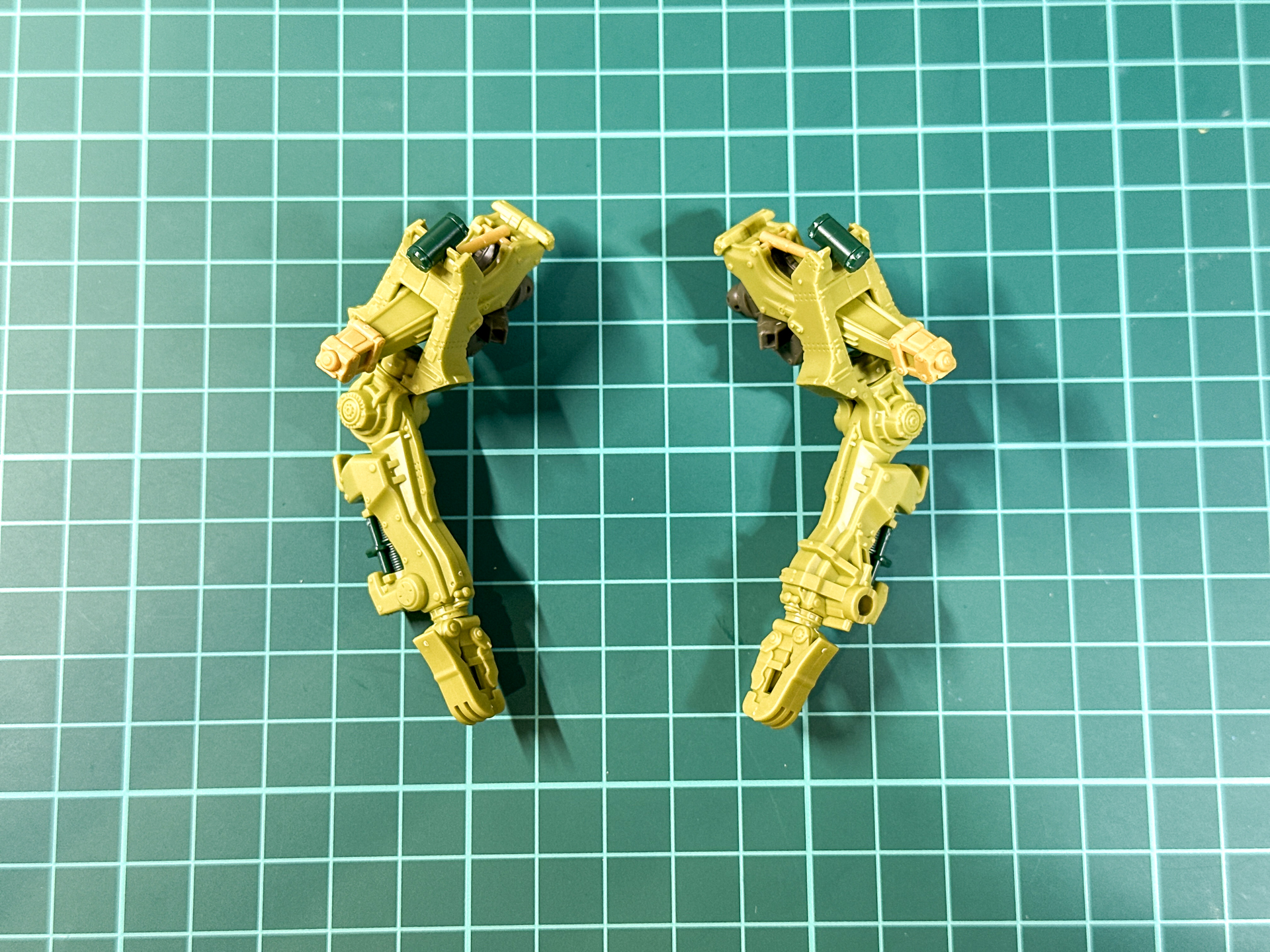 左腕部には腕部武装接続ジョイントが採用されています。