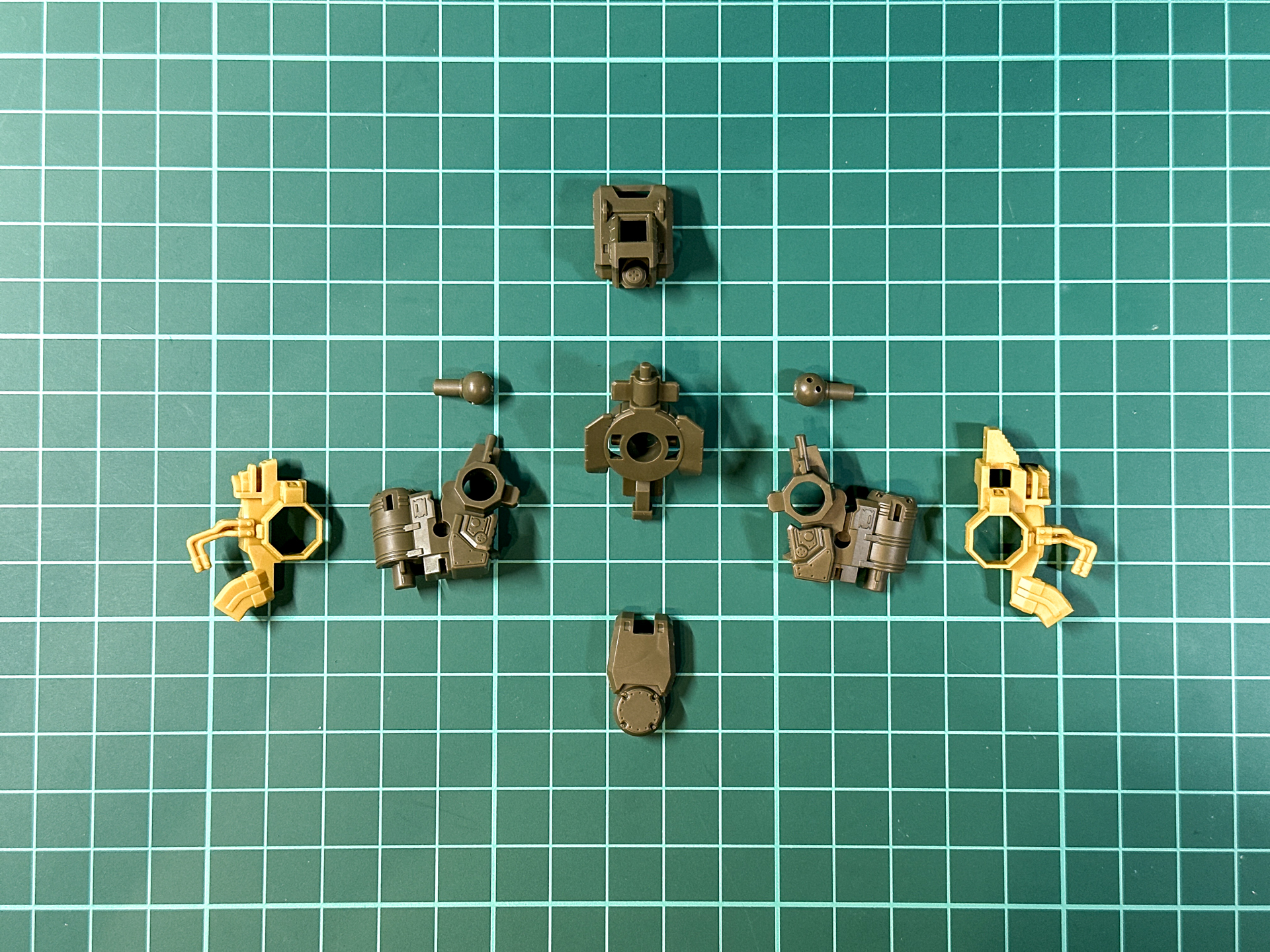 組み立て前の腰部パーツ。全9パーツ構成です。