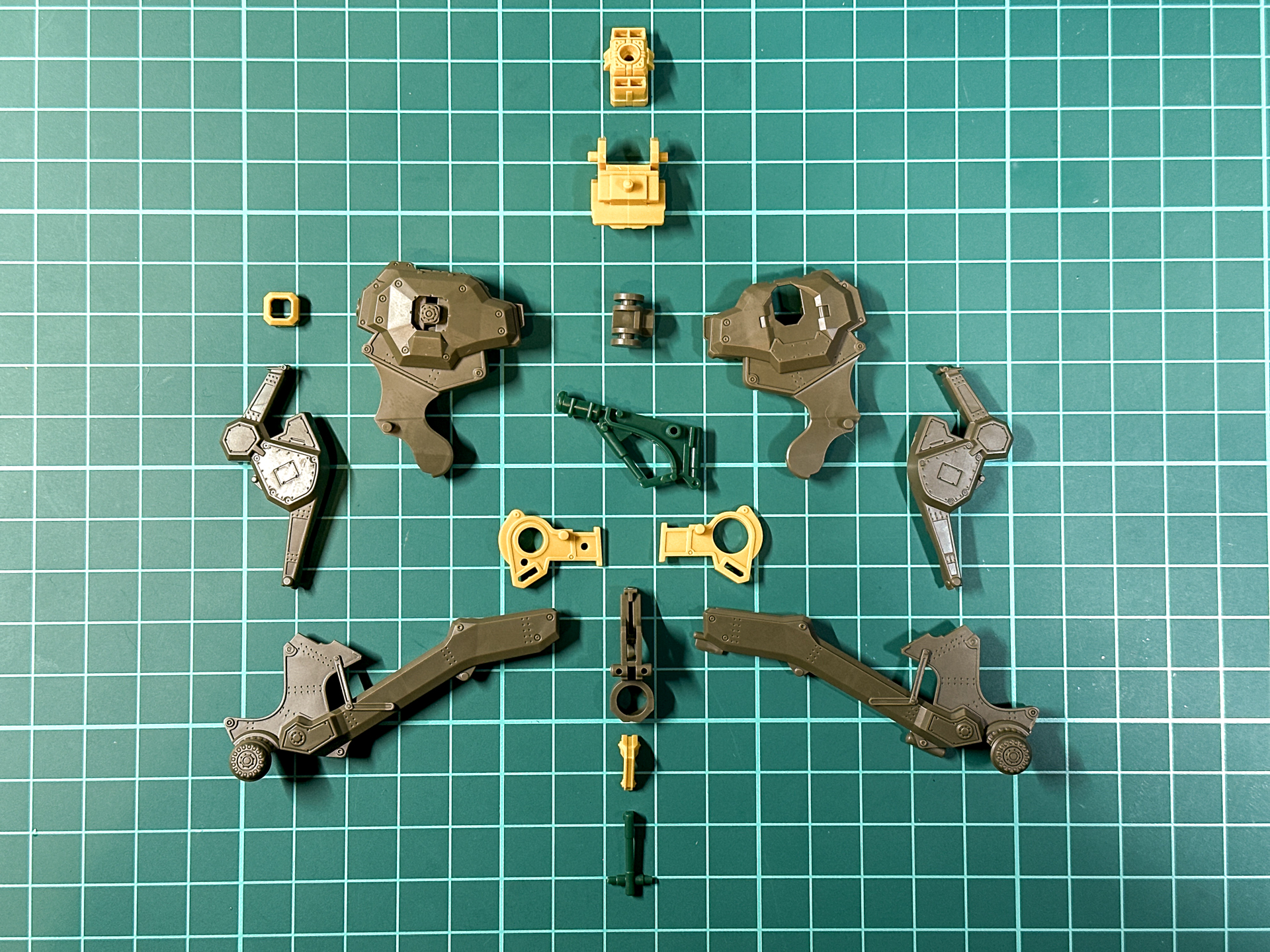 組み立て前の脚部パーツ。脚部は左右対称形状です。