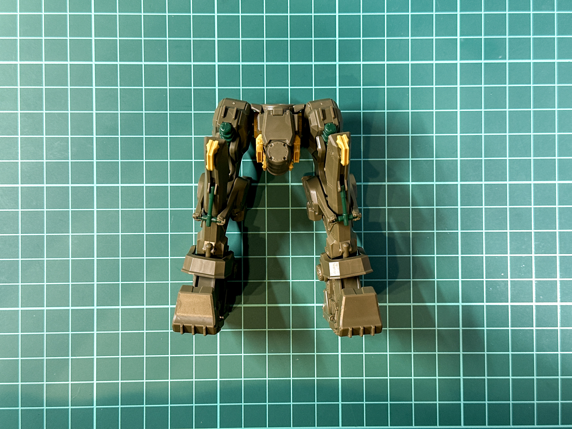 完成した脚部パーツは重機らしい無骨なデザインです。