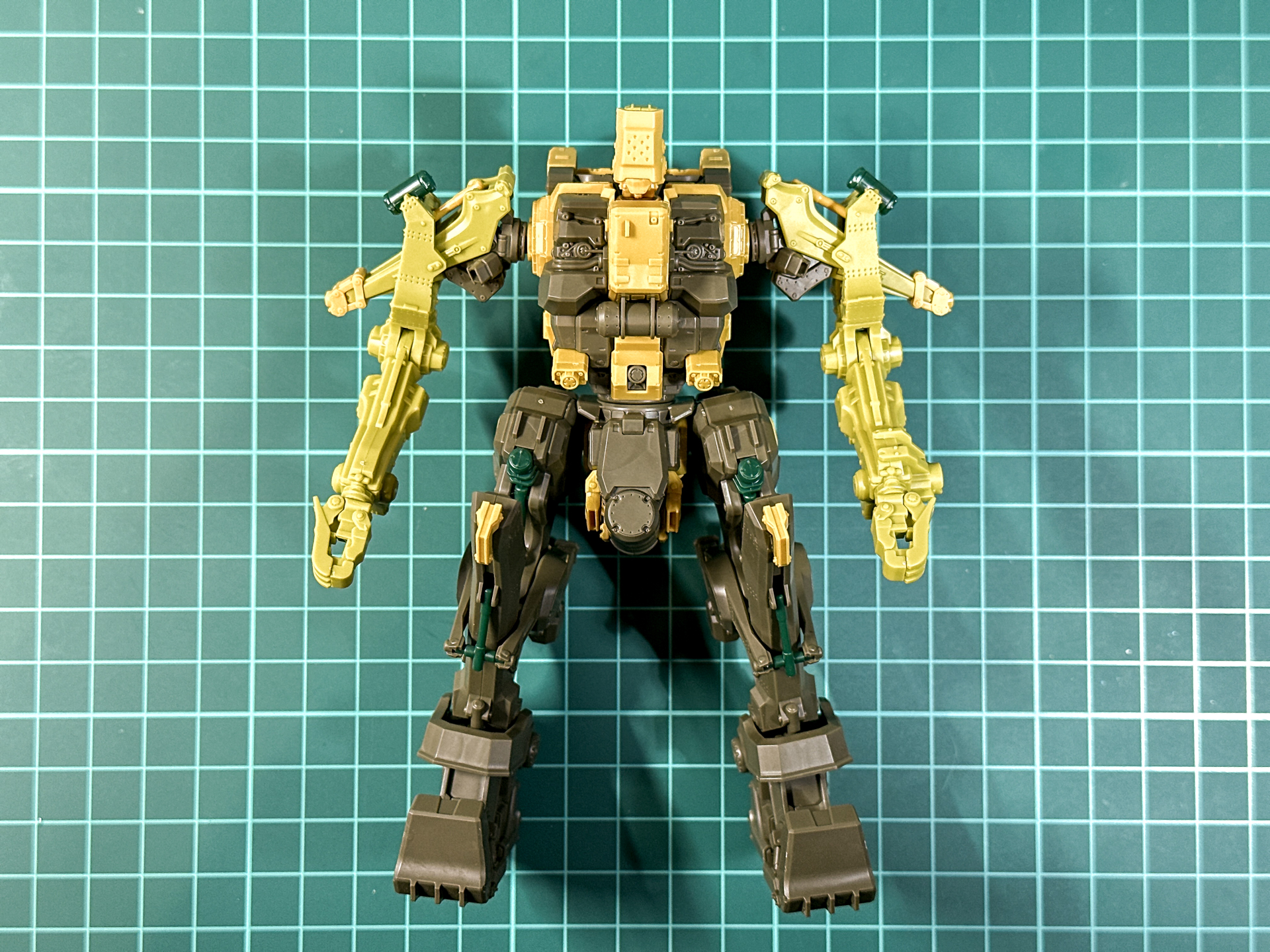 完成したミルクトゥース素体。これまで30MMシリーズで立体化してきたACとは異なる重機に近いデザインです。