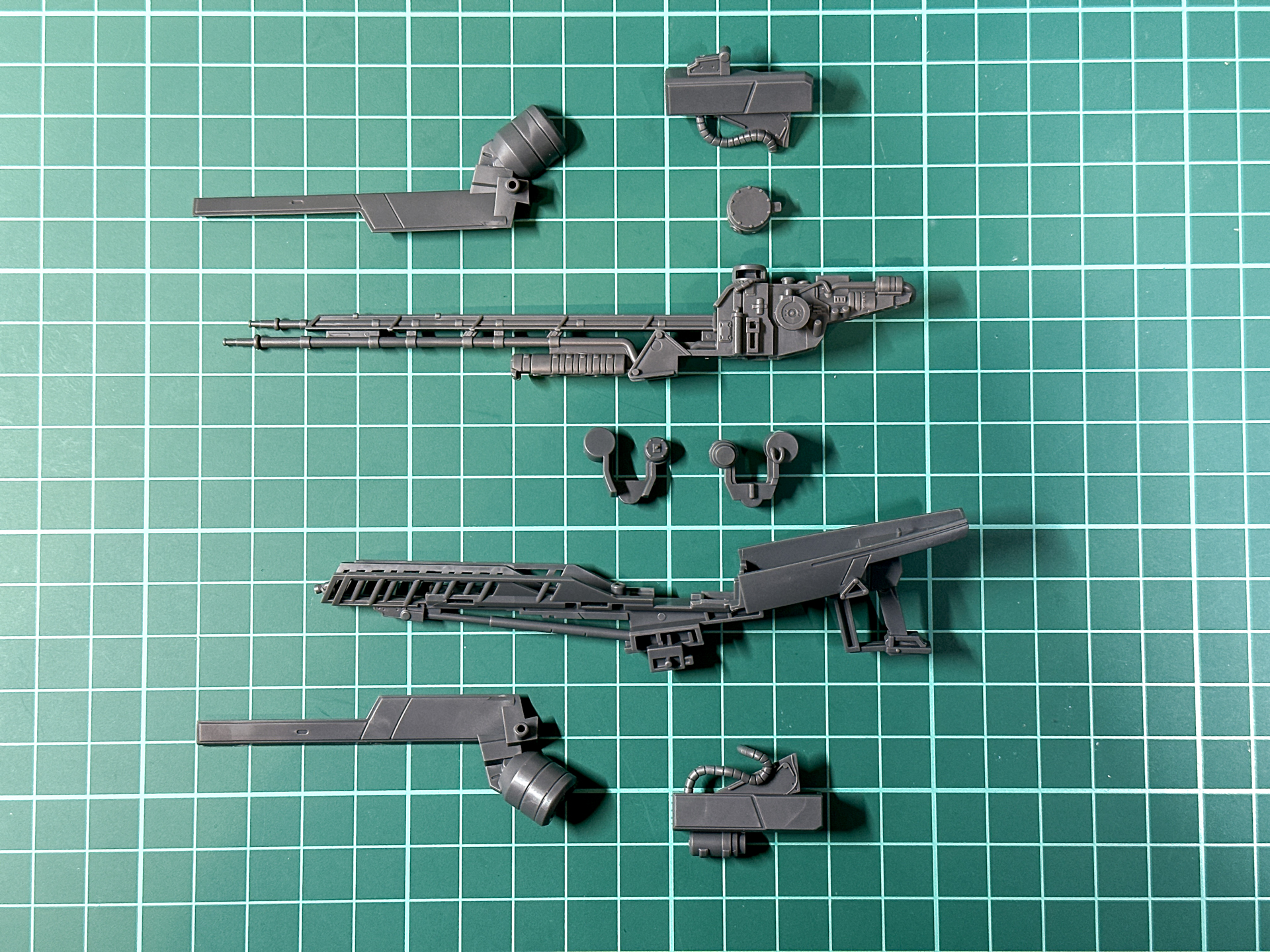 組み立て前の火炎放射器。全9パーツにて構成されます。