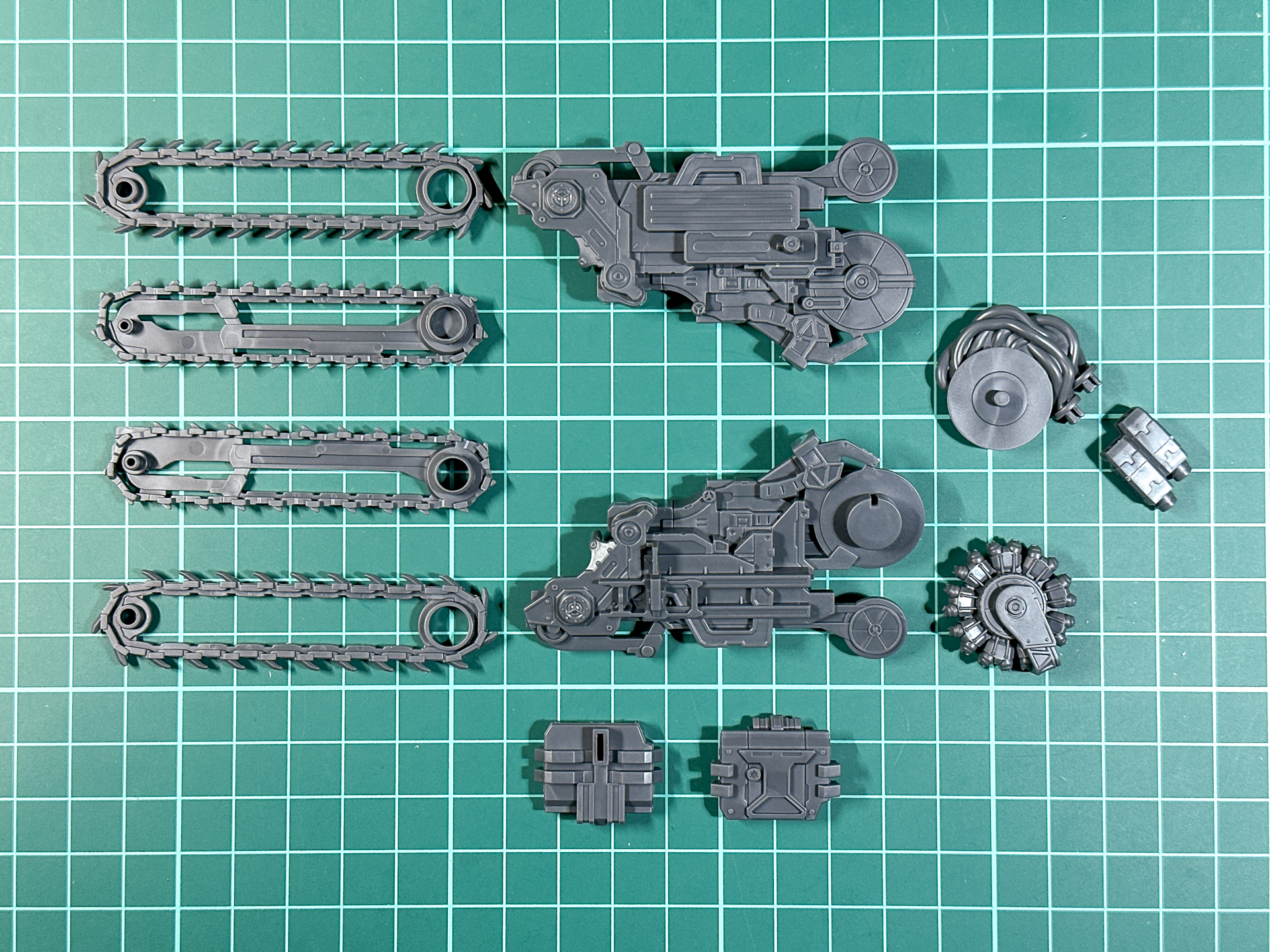 組み立て前の収納状態チェーンソー。全11パーツにて構成されています。