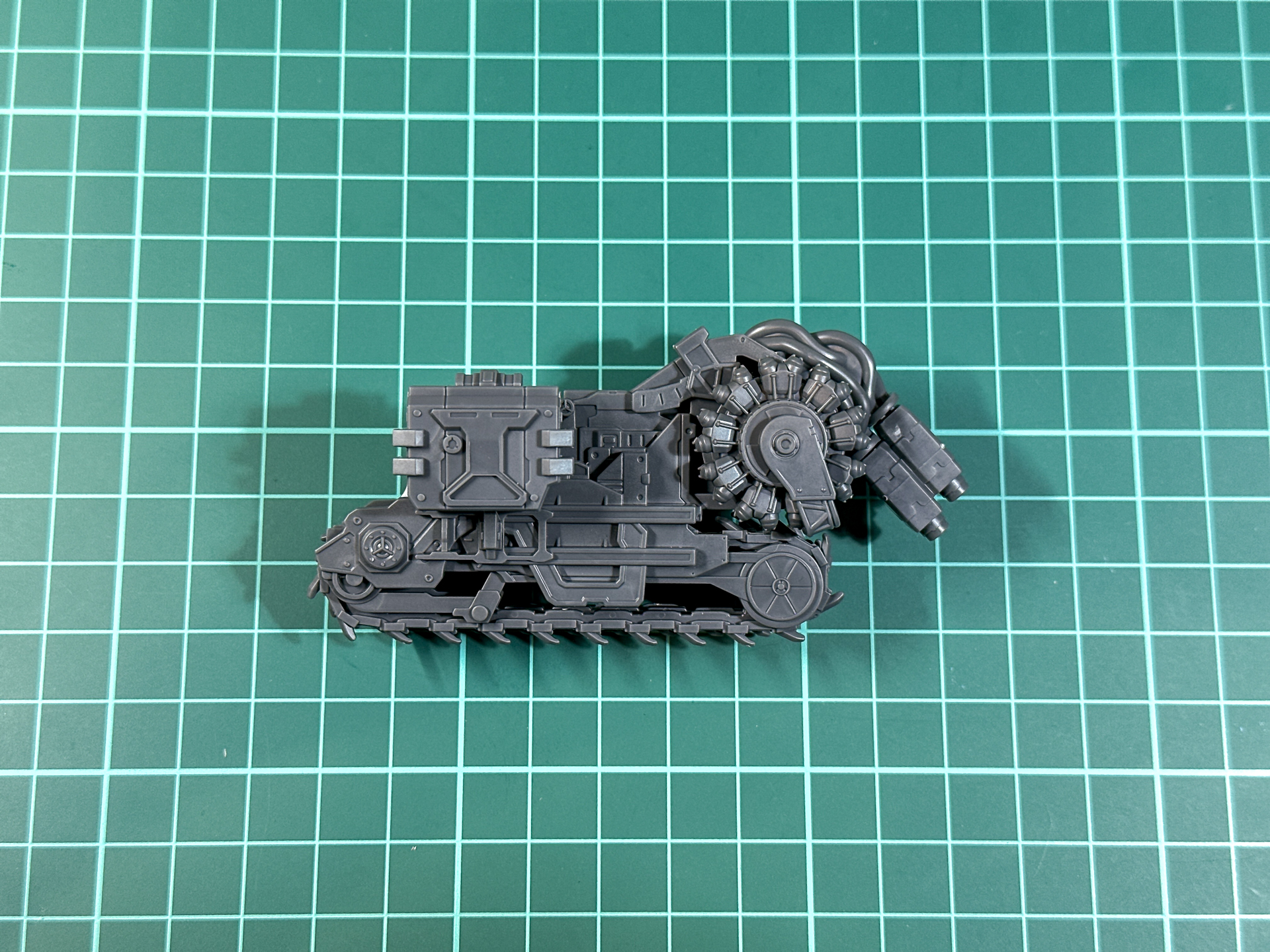 組み立て後の収納状態チェーンソー。収納状態でも大型の装備です。