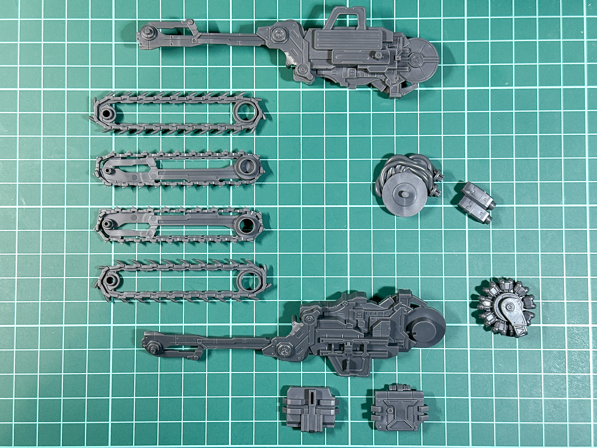 パーツ状態での展開状態チェーンソー。刀身部分等一部パーツは収納状態と共通パーツです。