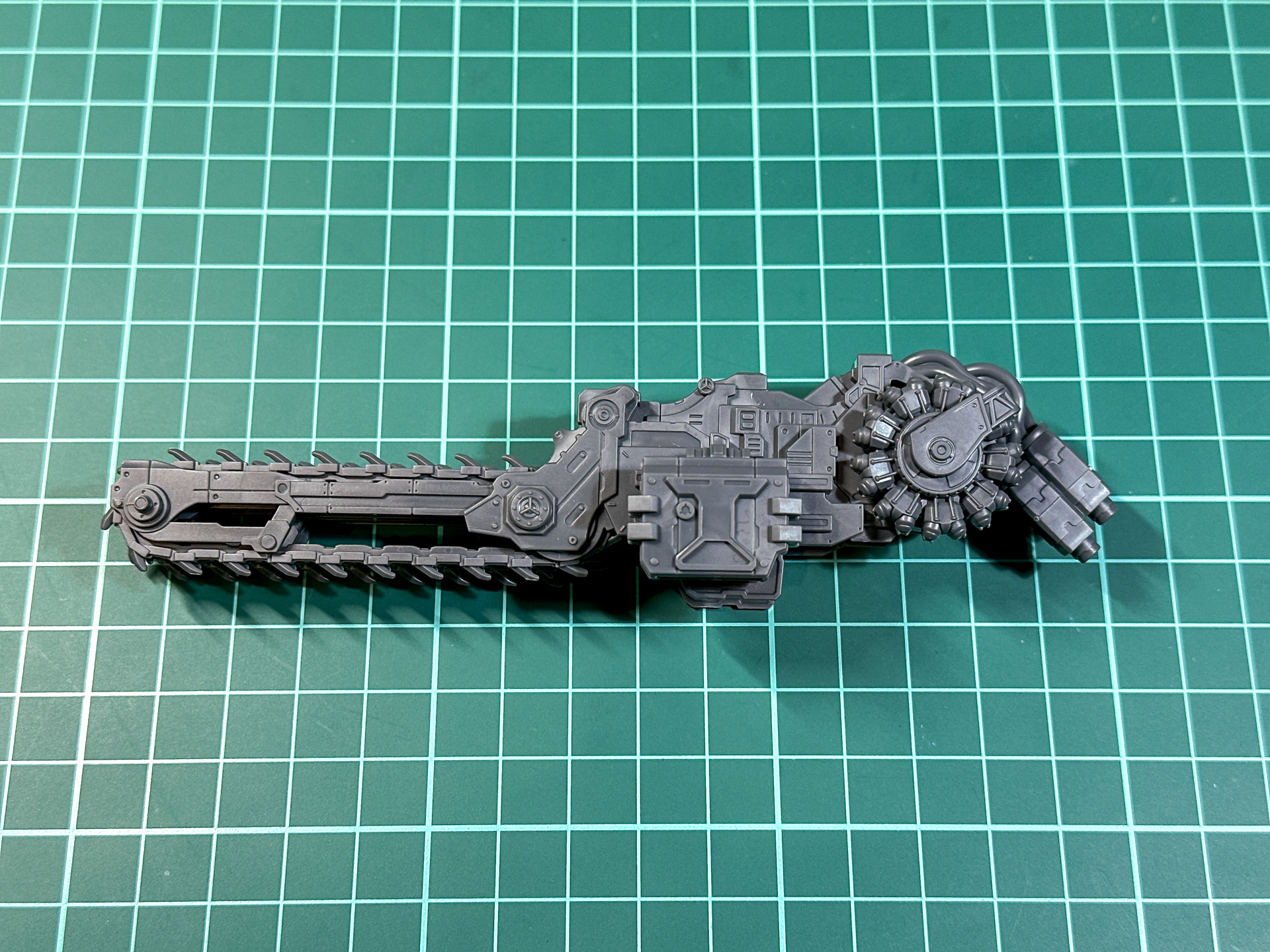 完成した展開状態チェーンソー。本キットの中で最も大きな装備品です。