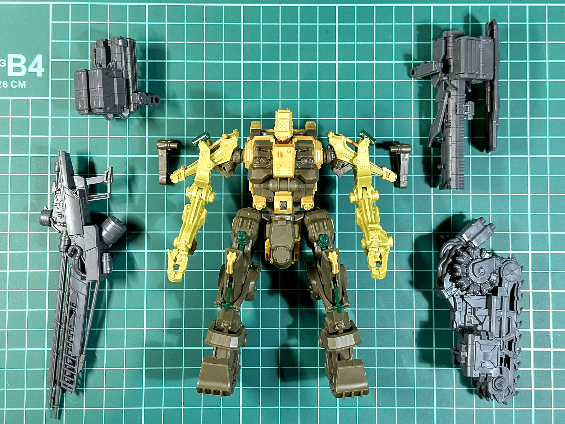 ミルクトゥース素体と各種武装パーツ。左腕武装のチェーンソーが最も大型の武装となります。