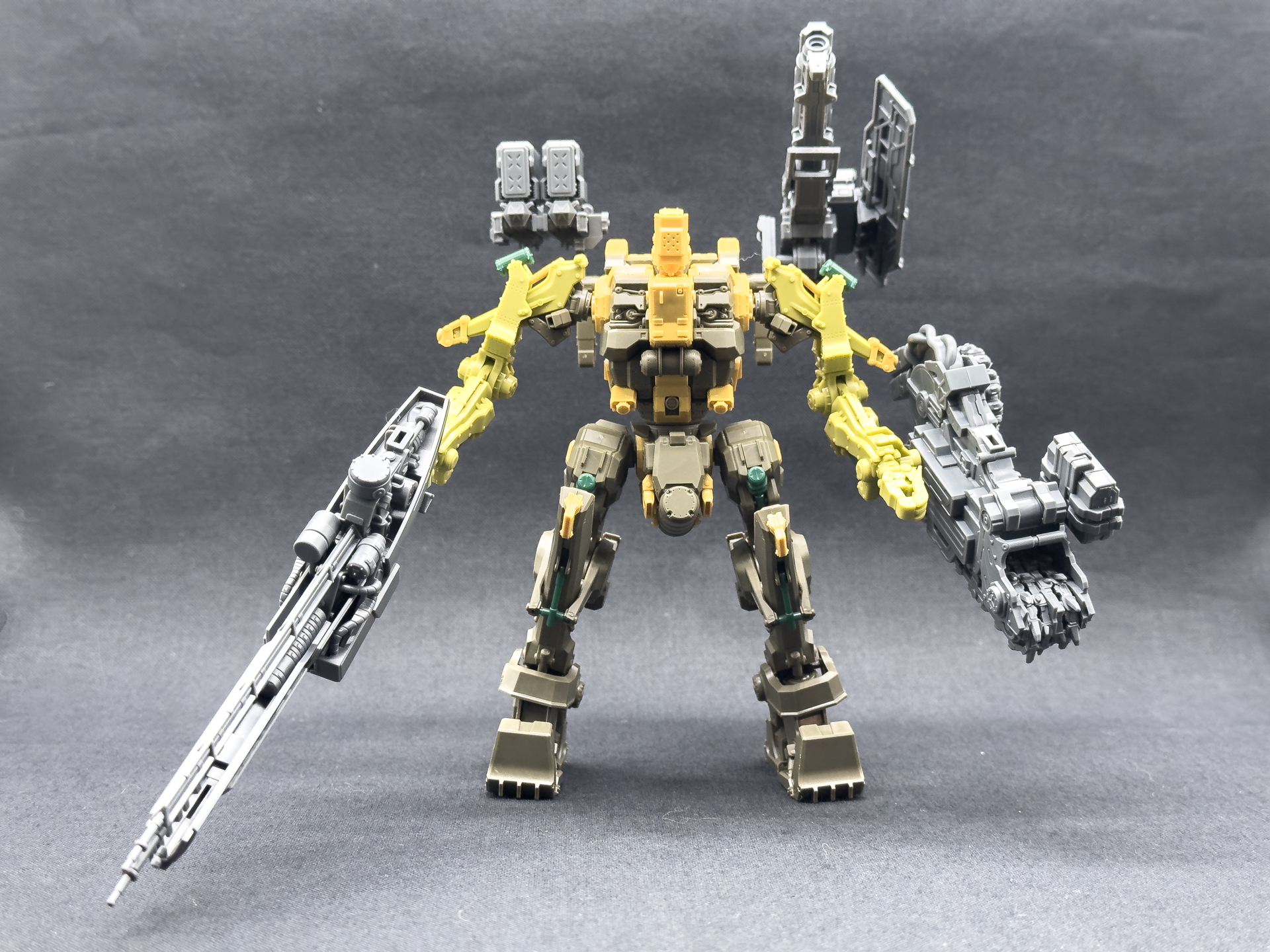 ミルクトゥースは重機ACらしくシリンダーや動力パイプが露出したこれまでにないデザインです。