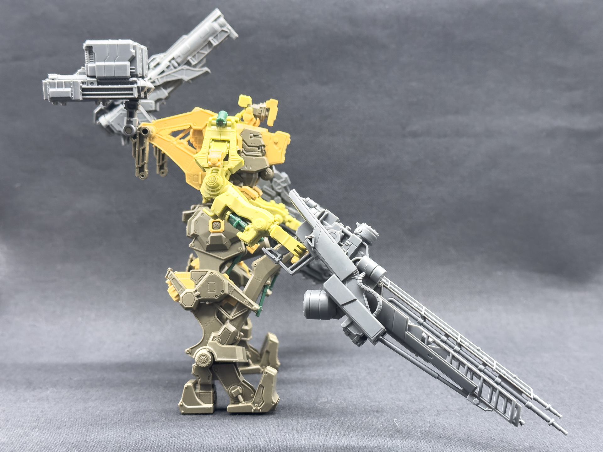 右腕武装の火炎放射器は銃身も長く、目を引きます。