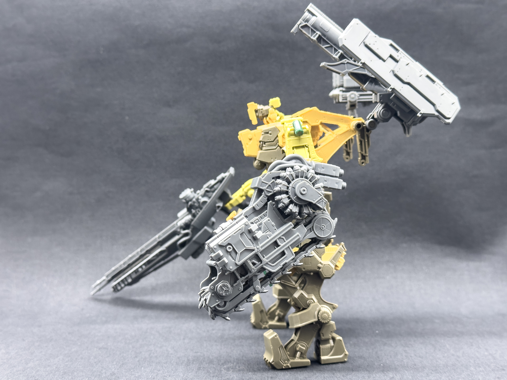 左腕武装のチェーンソーは収納状態でもインパクトのあるサイズ感です。