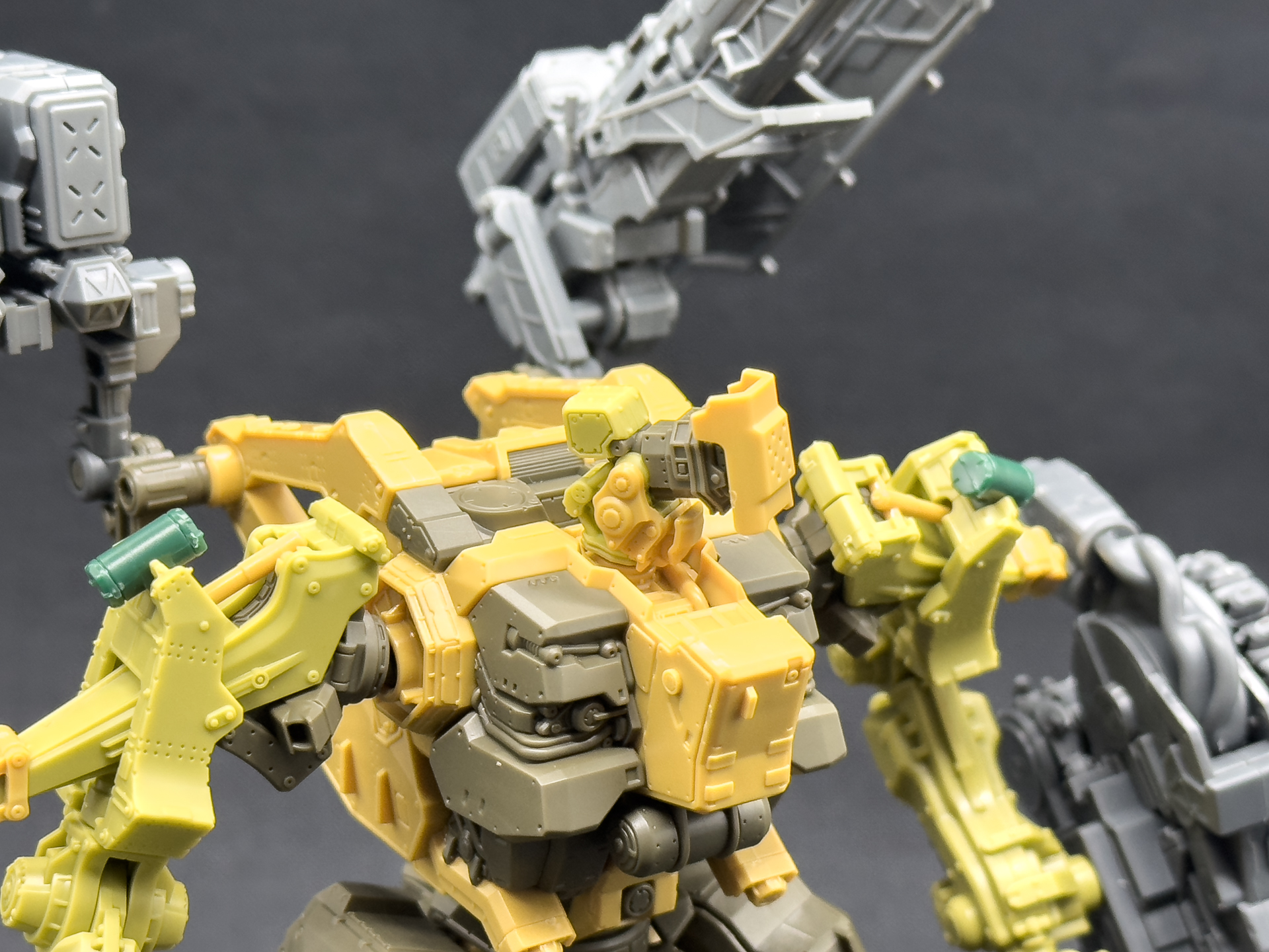 頭部のアップ。可動は軸可動により角度調整が可能です。