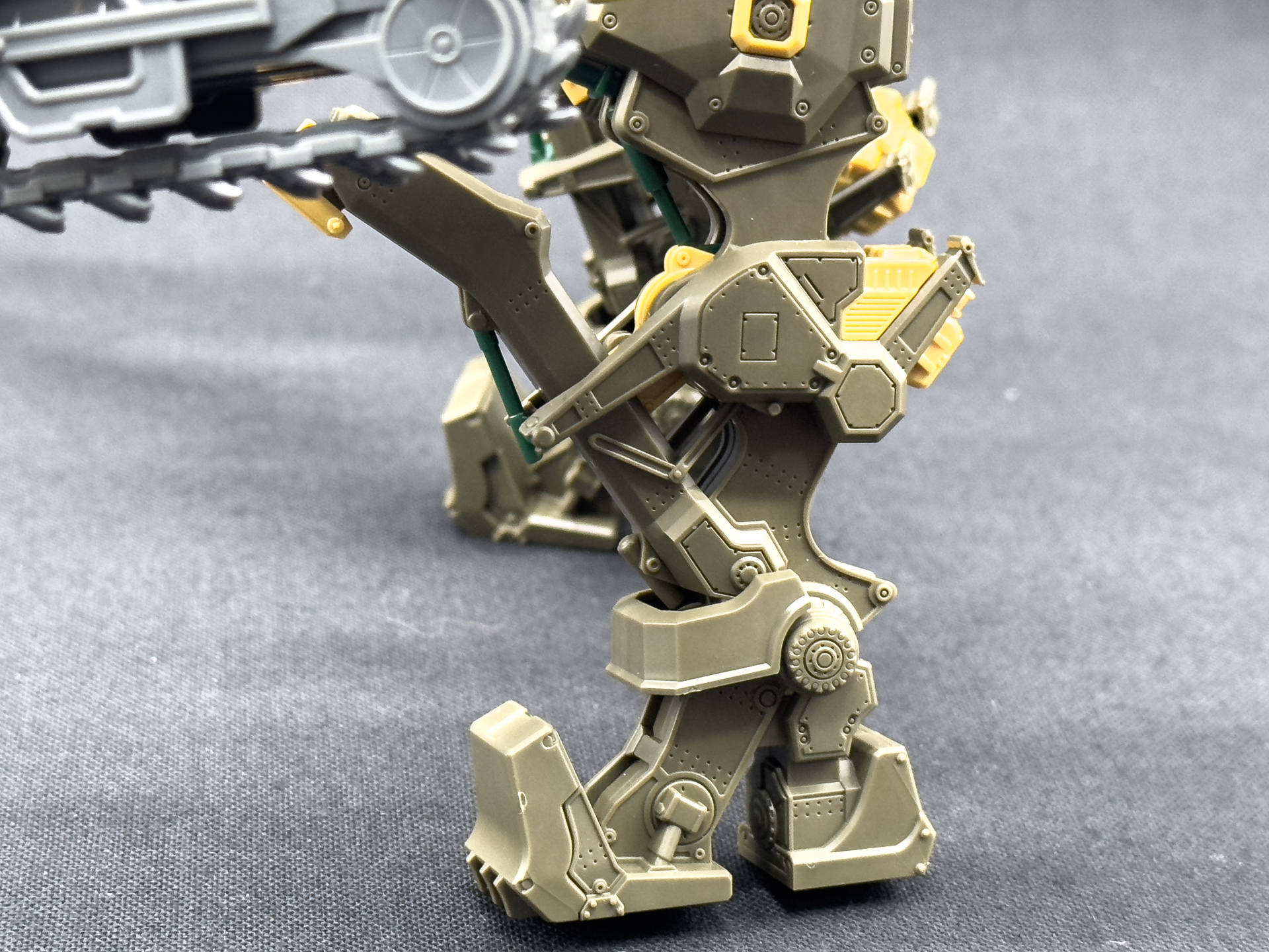 脚部パーツのアップ。大腿部と脛部のシリンダーが連動します。