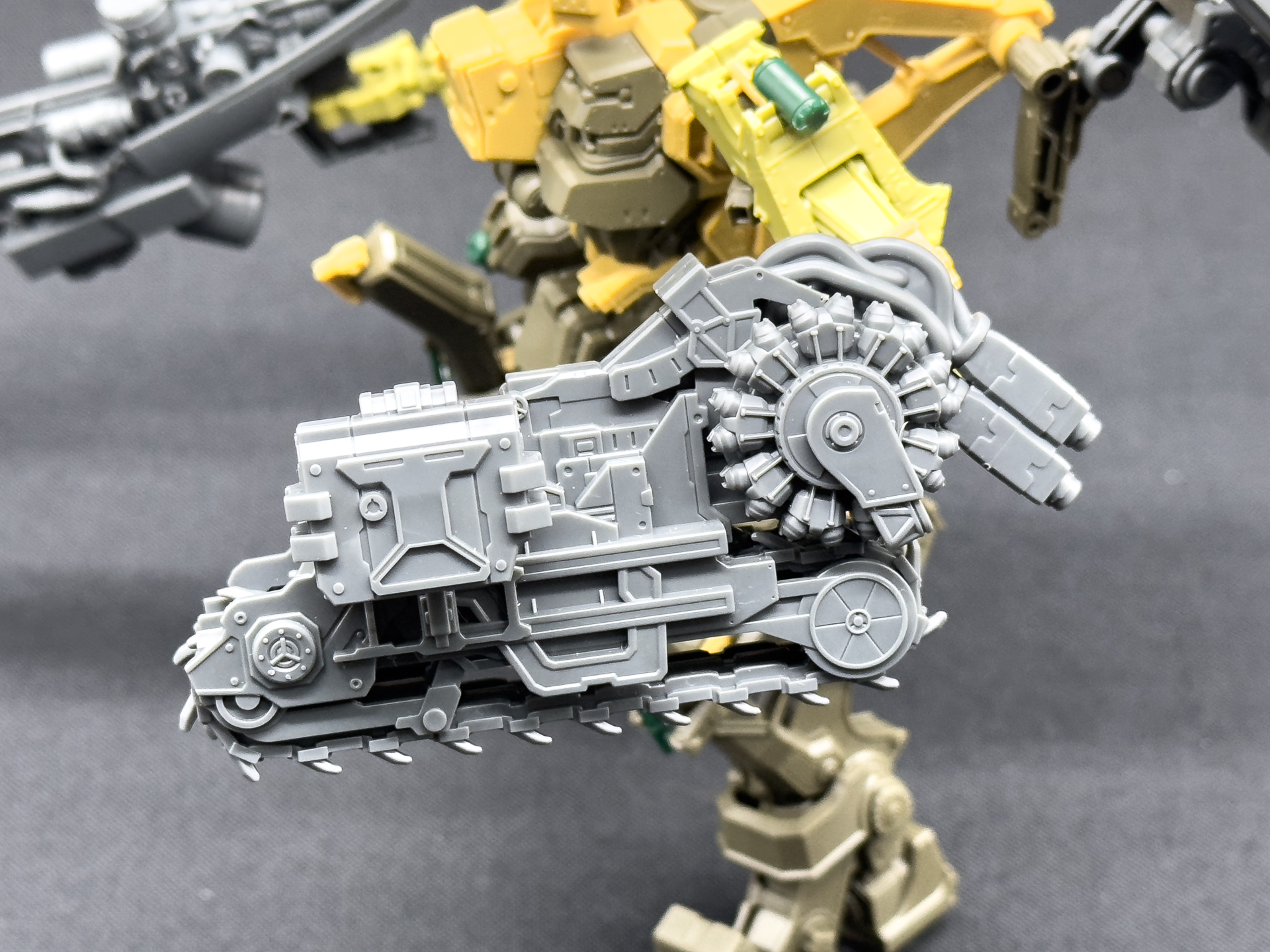 収納状態のチェーンソーアップ。チェーンソーは収納状態と展開状態を選択して再現可能です。