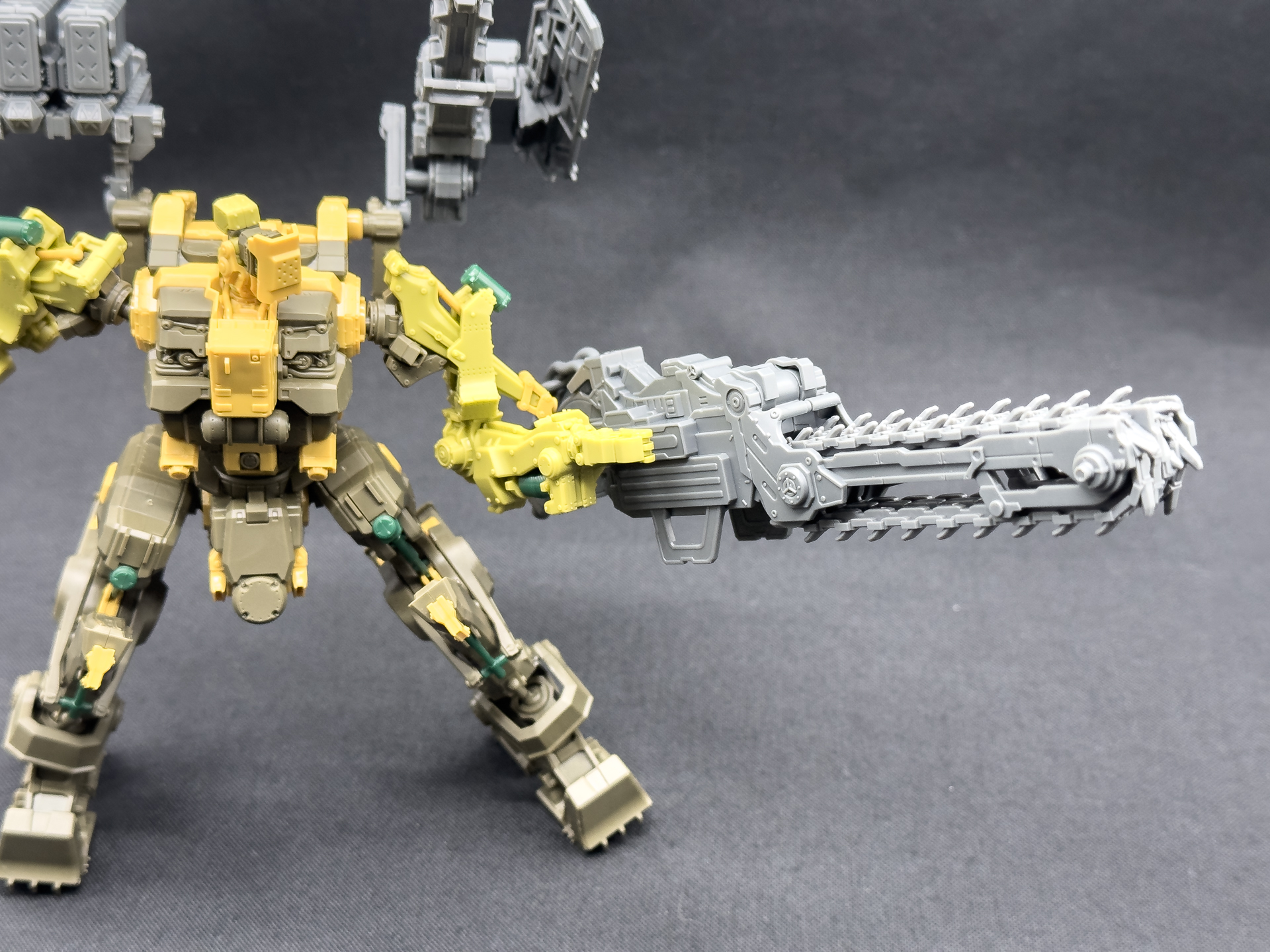 展開状態のチェーンソー。展開時は本機の武装の中で最も大きいサイズとなっています。