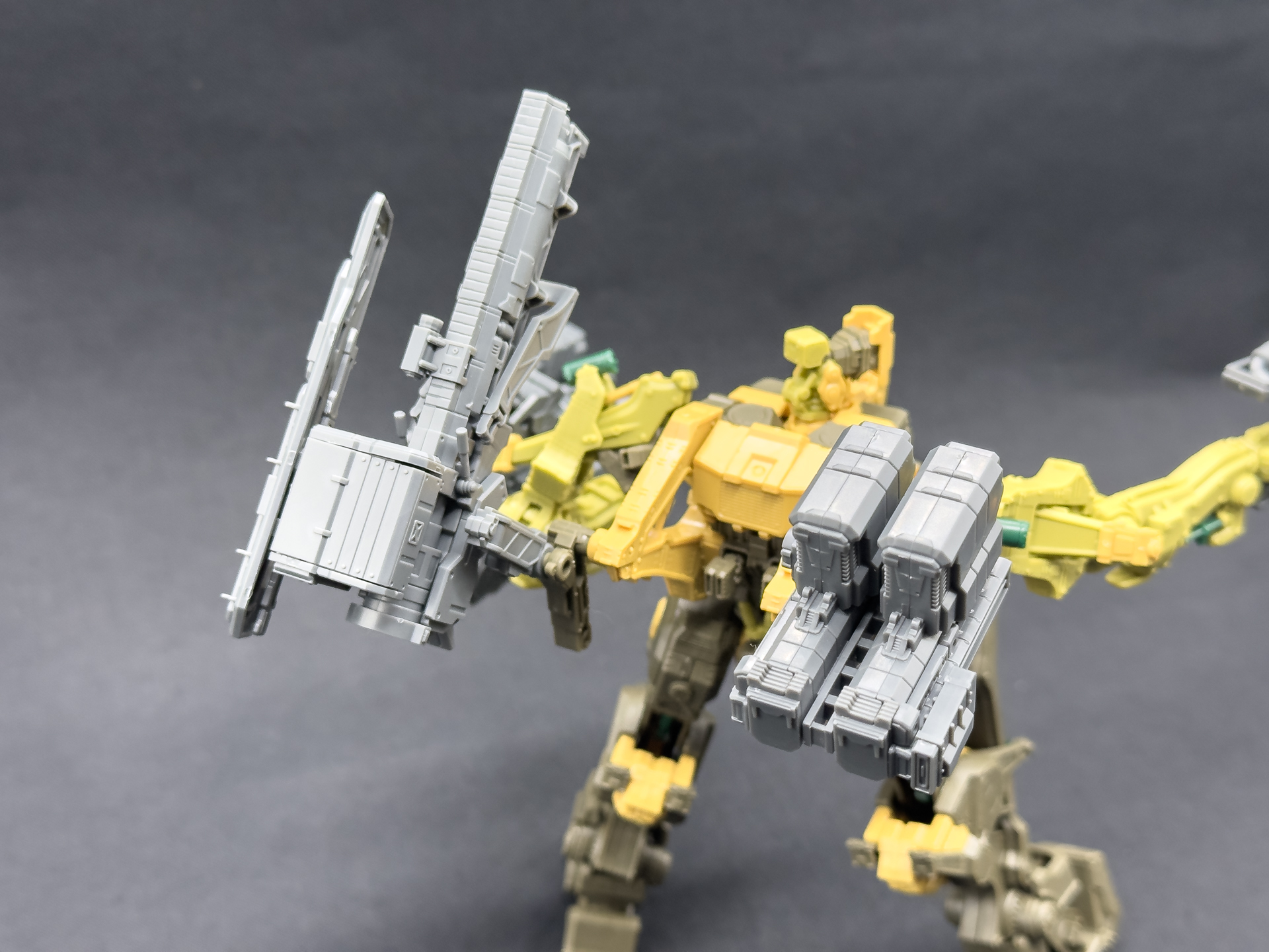 肩部のアップ。肩部武装は角度を変更することでポージングに表情をつけることが可能です。