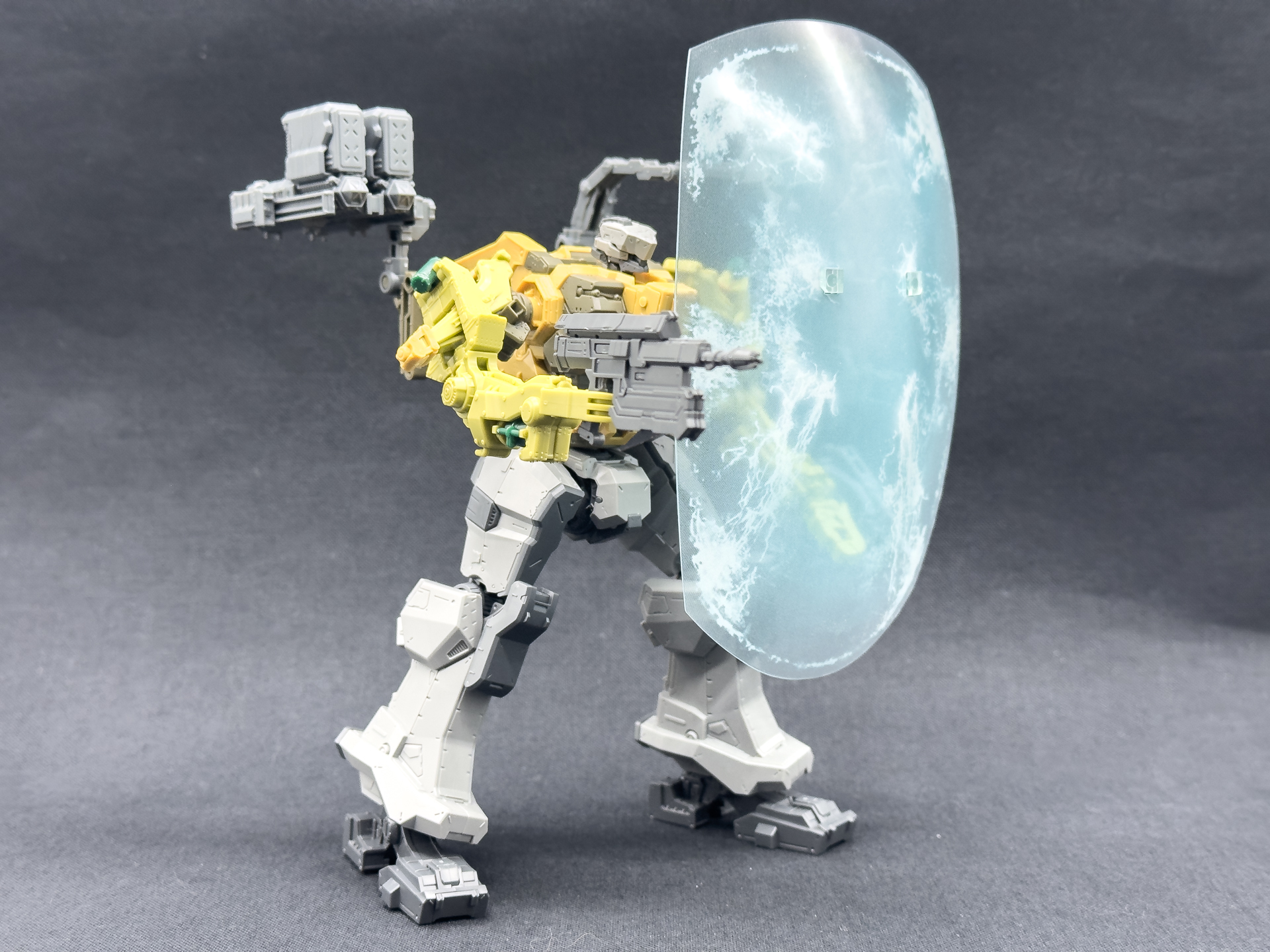 カスタマイズを行なったミルクトゥース。今回は脚部にMELANDERのパーツを採用し、パルスシールドを装備したカスタマイズとしてみました。