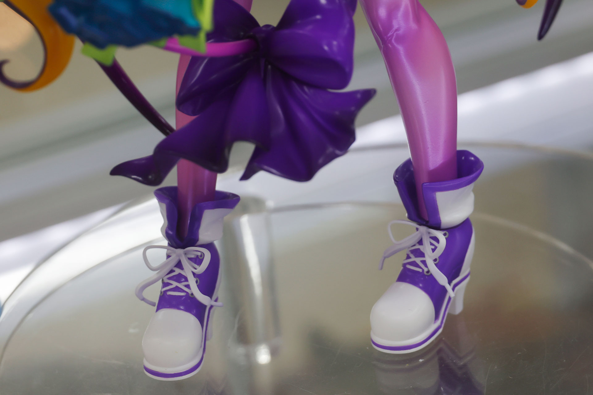 足元のシューズも個性的だ