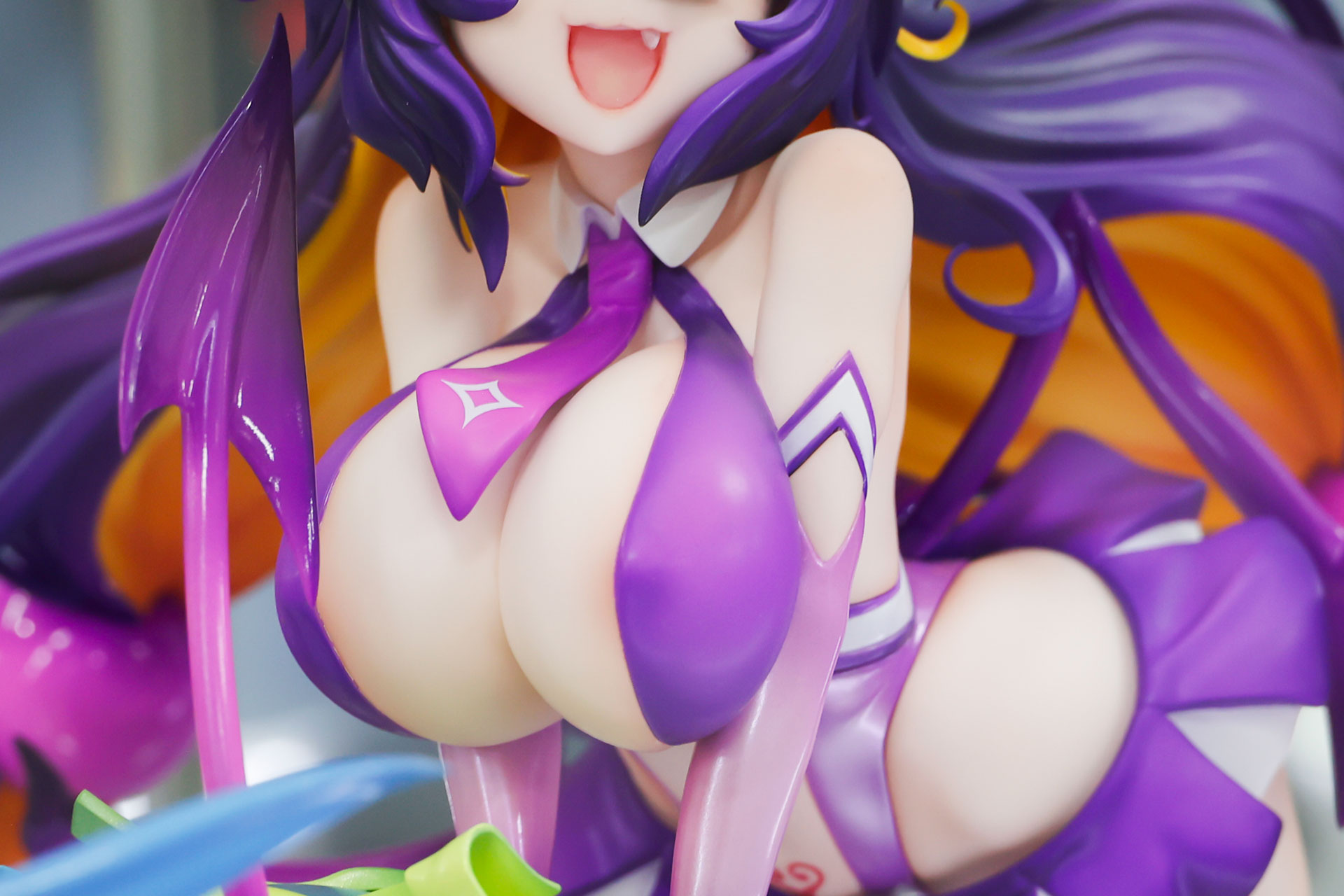 首から紫色のネクタイが着けられている