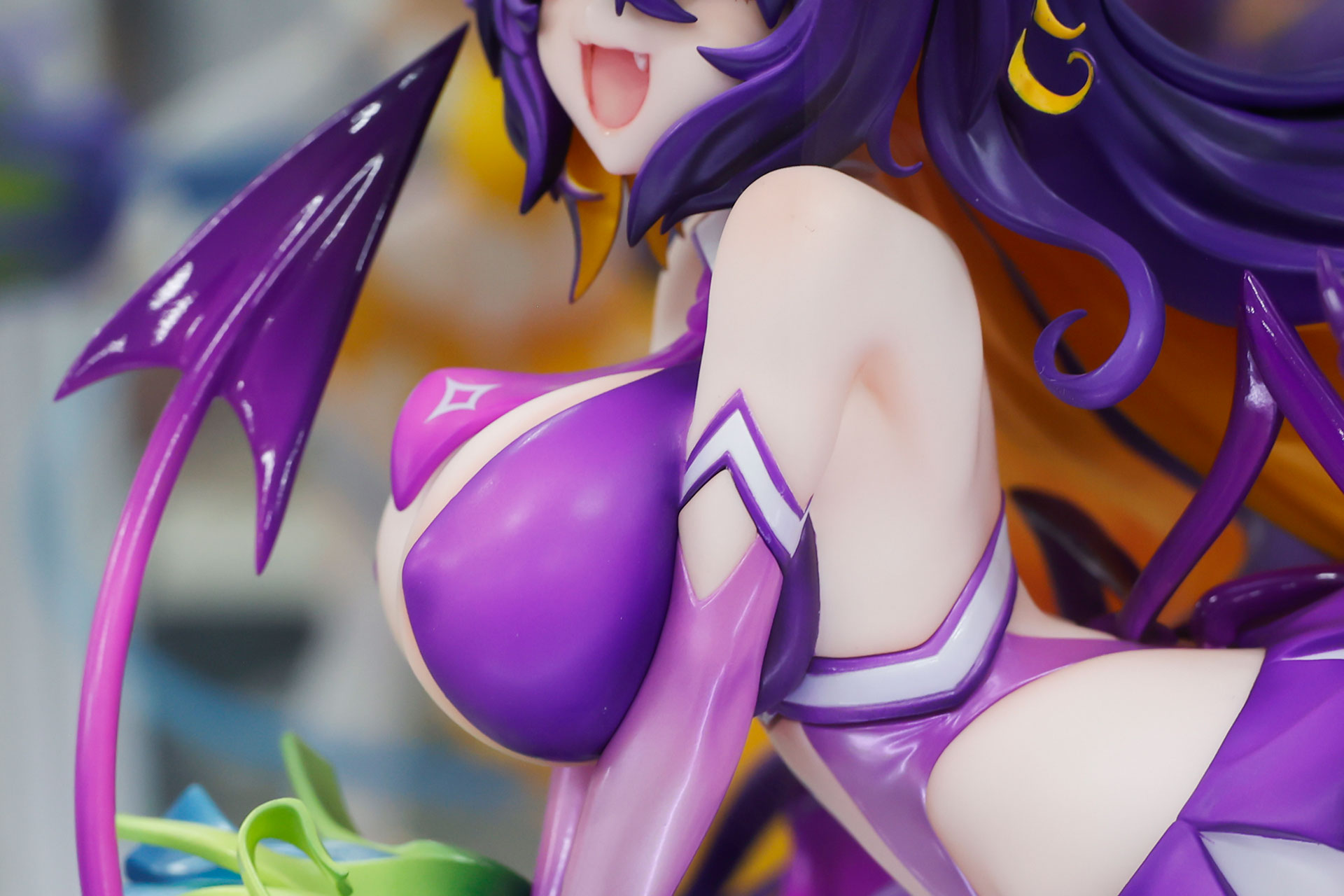 長い尻尾が顔の近くまで伸びている