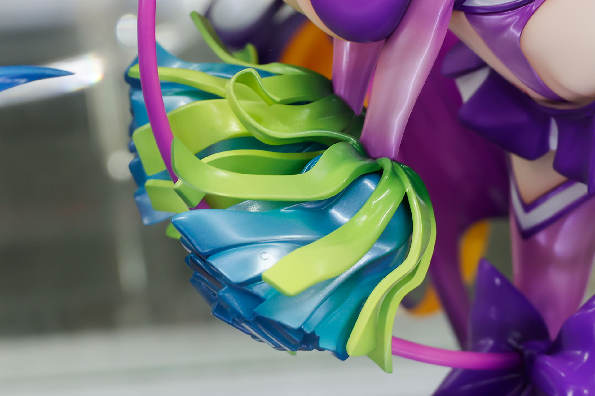 チアの衣装に合わせて手にはポンポンを持っている