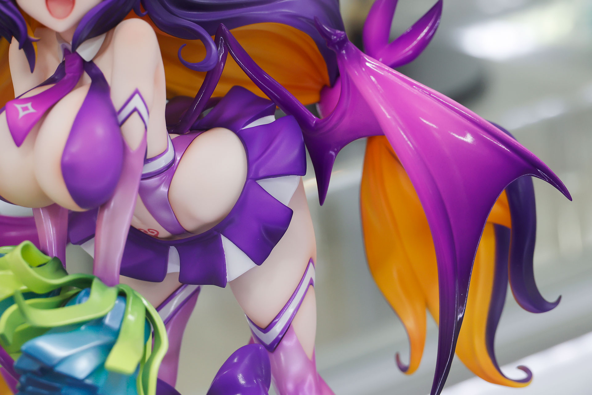 羽の部分は艶やかだ