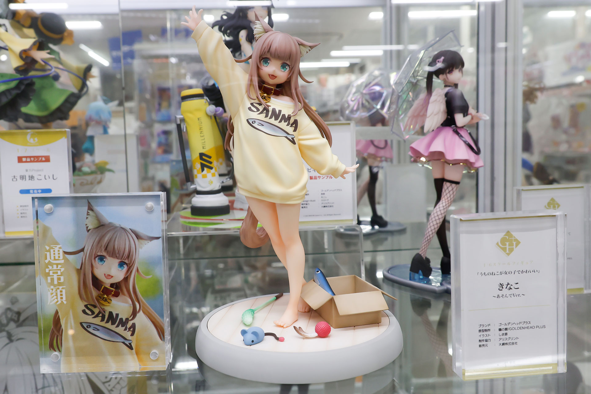 フィギュアの素材はPVCとABSで、台座部分を含む全高は約214mmだ