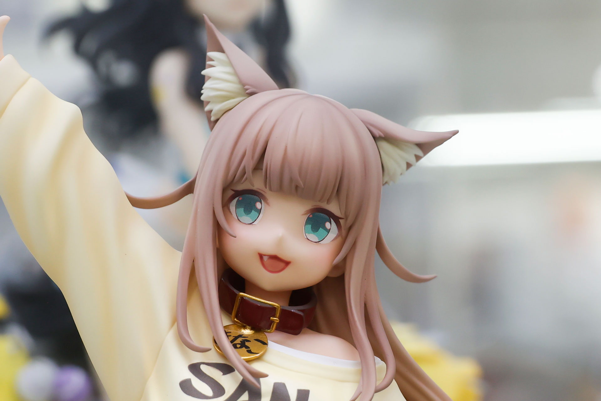 口から1本だけ八重歯が飛び出している